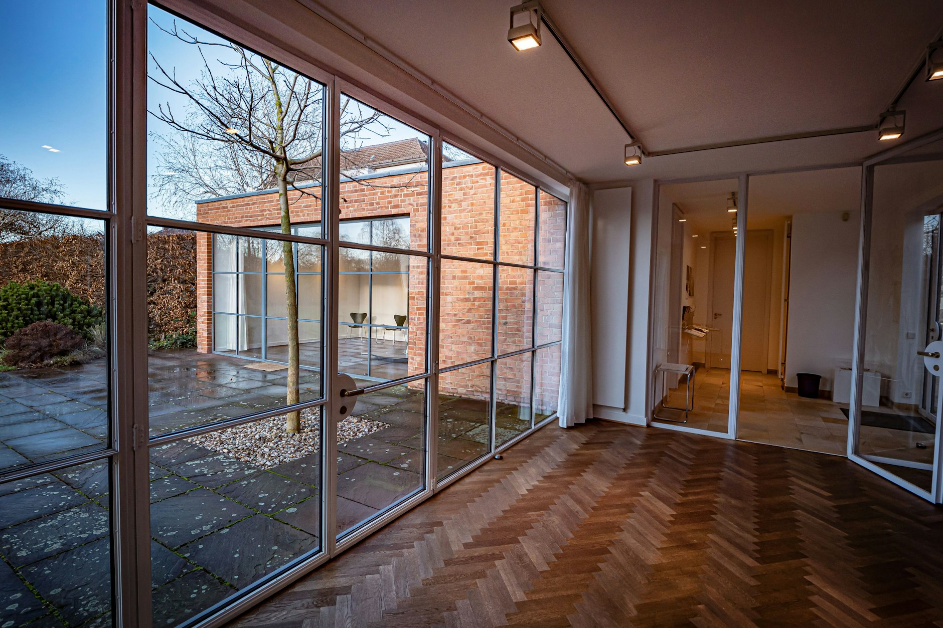 Im Mies-van-der-Rohe-Haus geben namhafte Architekten am Wochenende einen Workshop für Kinder und Jugendliche.