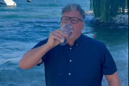 Bürgermeister Paolo Formaggioni von der Gemeinde Brenzone am Gardasee trinkt ein Glas Wasser direkt aus dem See. Anschließend wünscht er „Salute“.