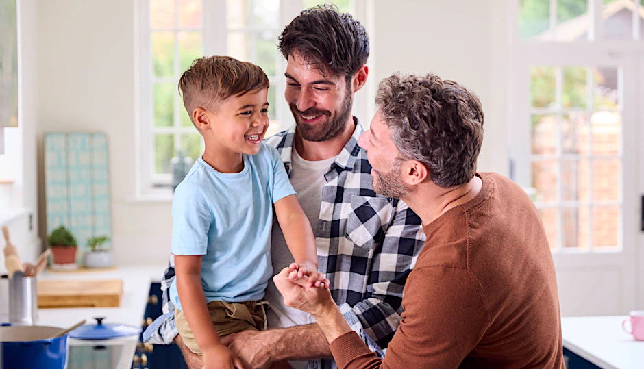Im Regenbogenfamilienzentrum Lichtenberg findet jeden zweiten Dienstag im Monat ein Treffen für bi+ und pan Eltern statt.