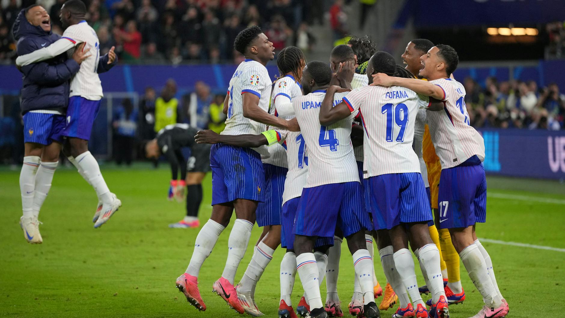 Die französische Mannschaft jubelt und feiert nach dem Sieg gegen Portugal. 