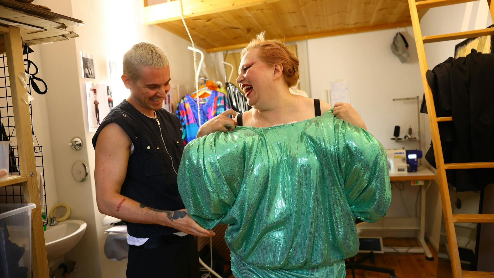 Bettina Meske, Musical-Darstellerin und Schauspielerin, und Kemal Klempic, Kostümbildner, bei der Kostümprobe. 