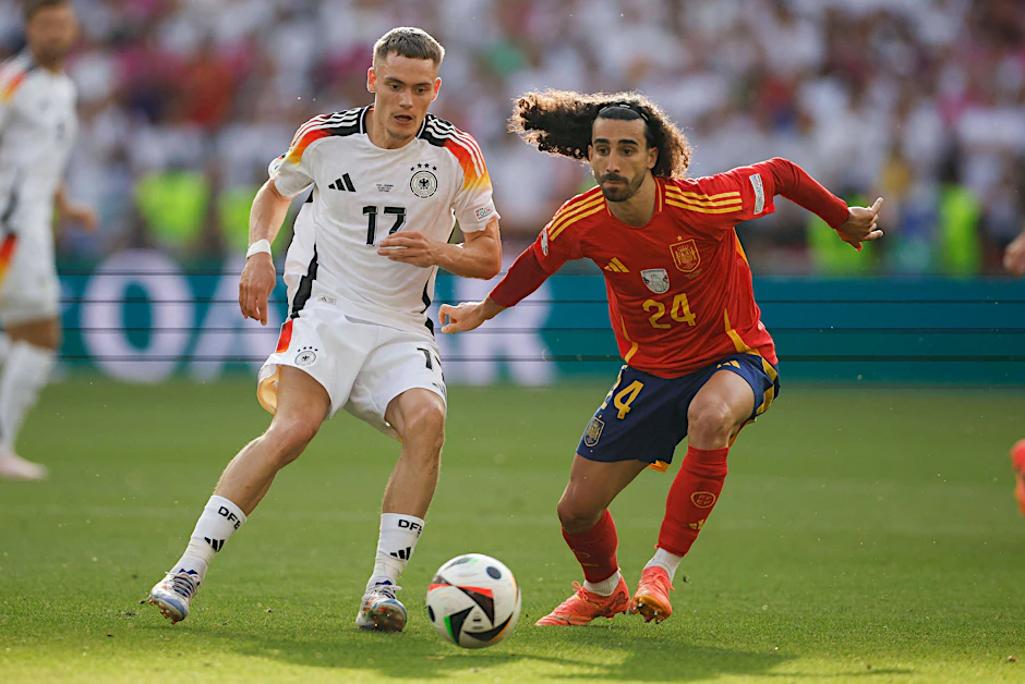 Kampf um den Ball: Deutschlands Florian Wirtz gegen Spaniens Marc Cucurella.