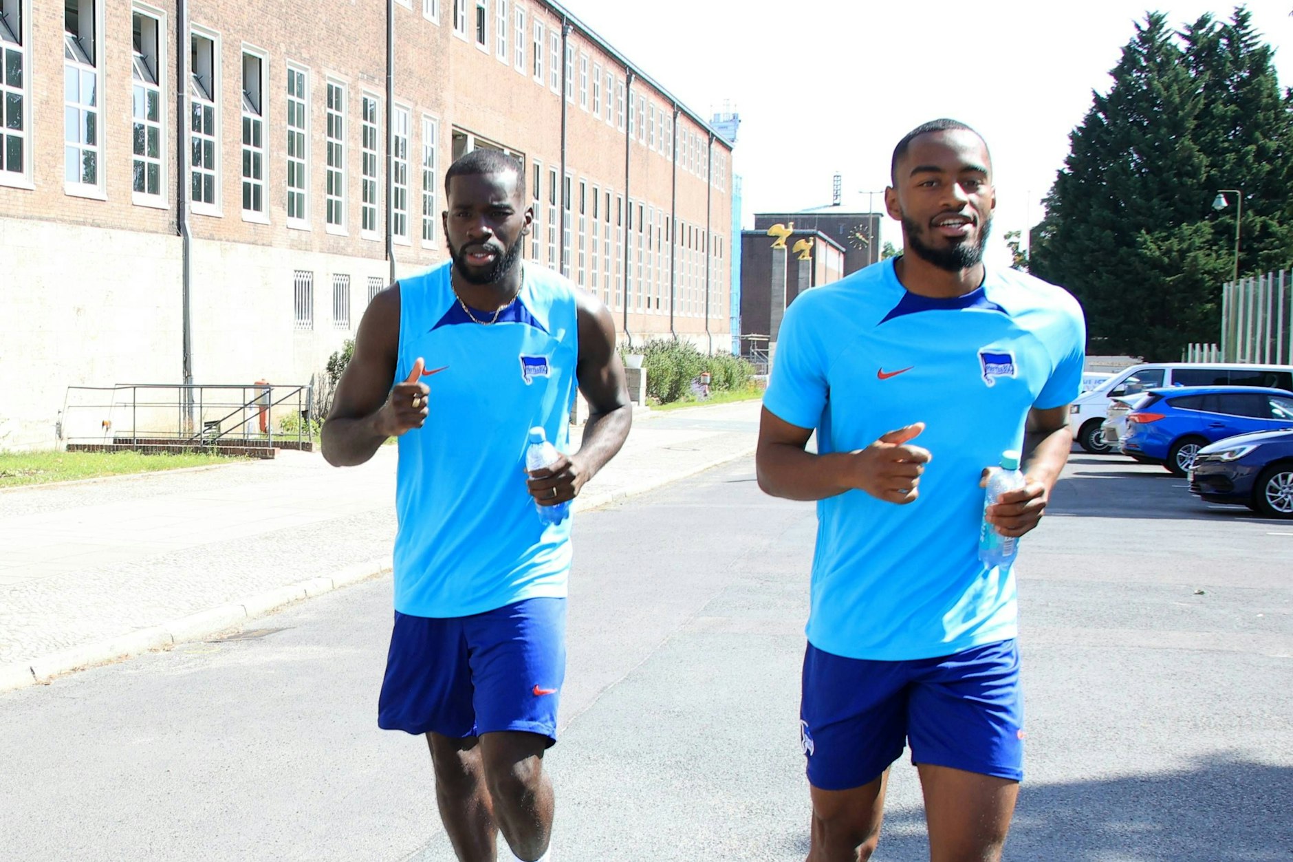 Herthas Leihstürmer Wilfried Kanga (l.) und Myziane Maolida müssen nach ihrer Rückkehr erstmal Einzelrunden bei Hertha BSC laufen.