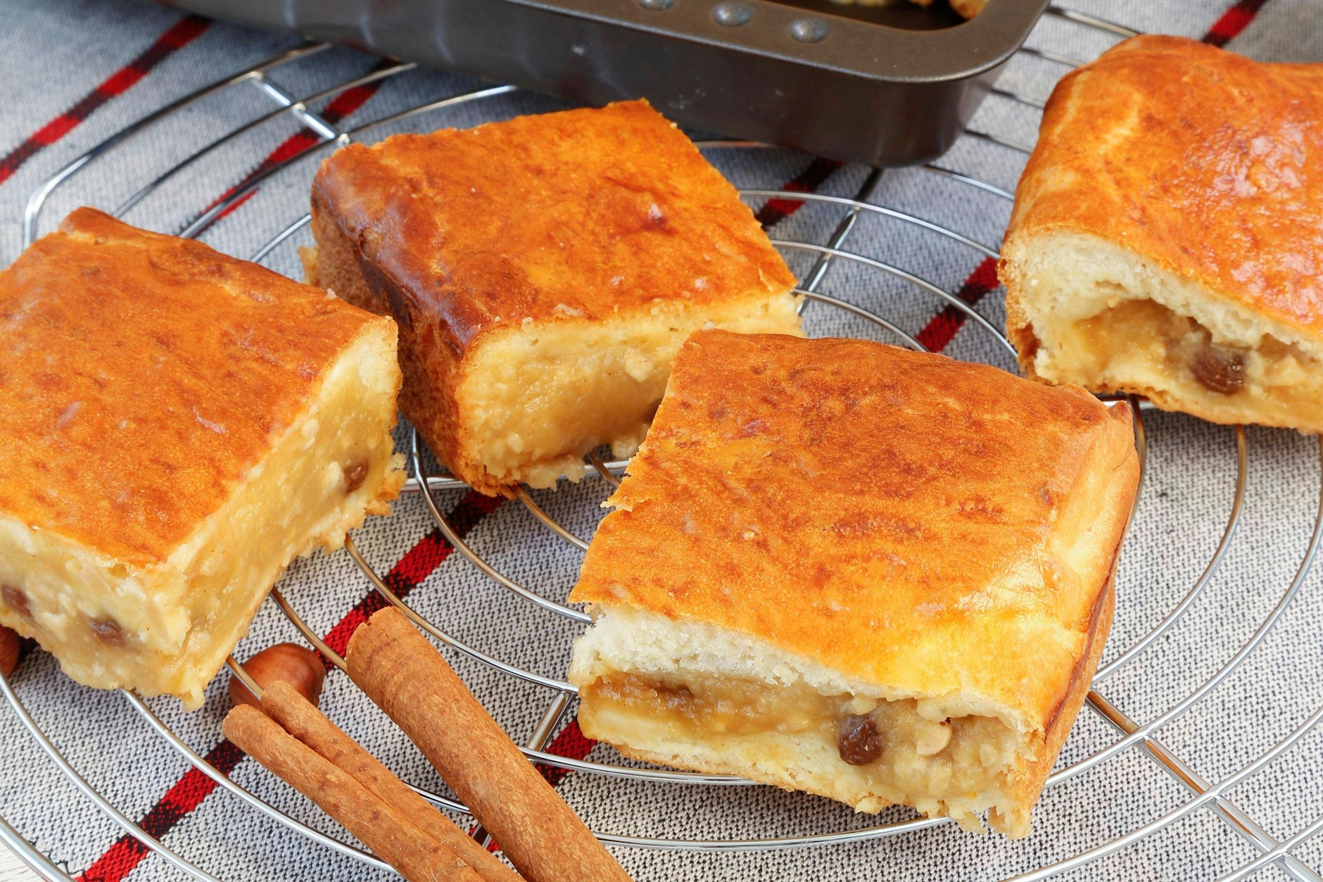 Dieses leckere Rezept für Kirchweihkuchen müssen Sie probieren: Zwischen den beiden Teigschichten versteckt sich eine geniale Füllung aus Grießbrei.