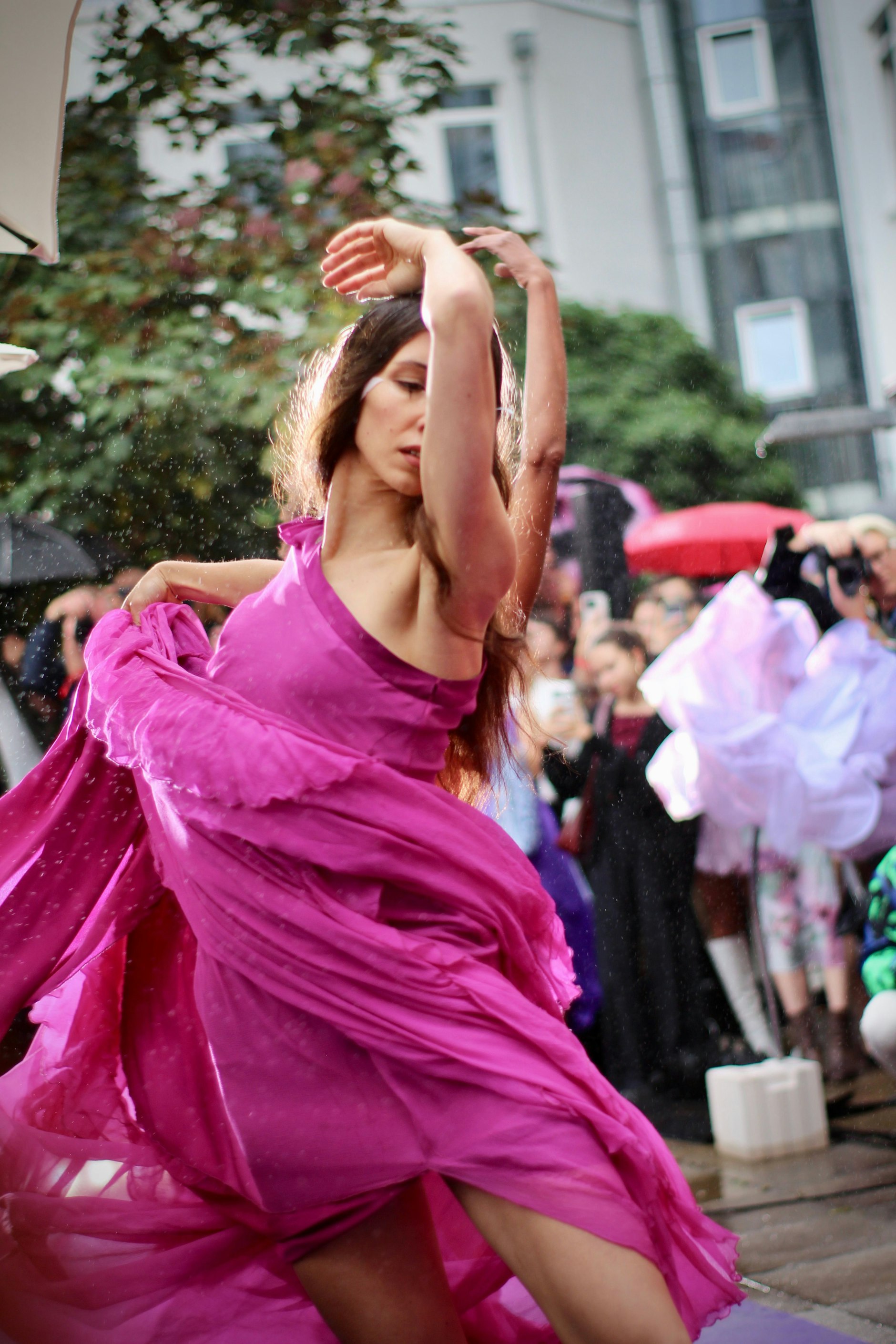 Fashion Week in Berlin: Hier bei der Show von Anja Gockel – bei Regen, Fotoblitzgewitter. Der Laufsteg verwandelte sich in eine Bühne mit Tänzern und Akrobaten!
