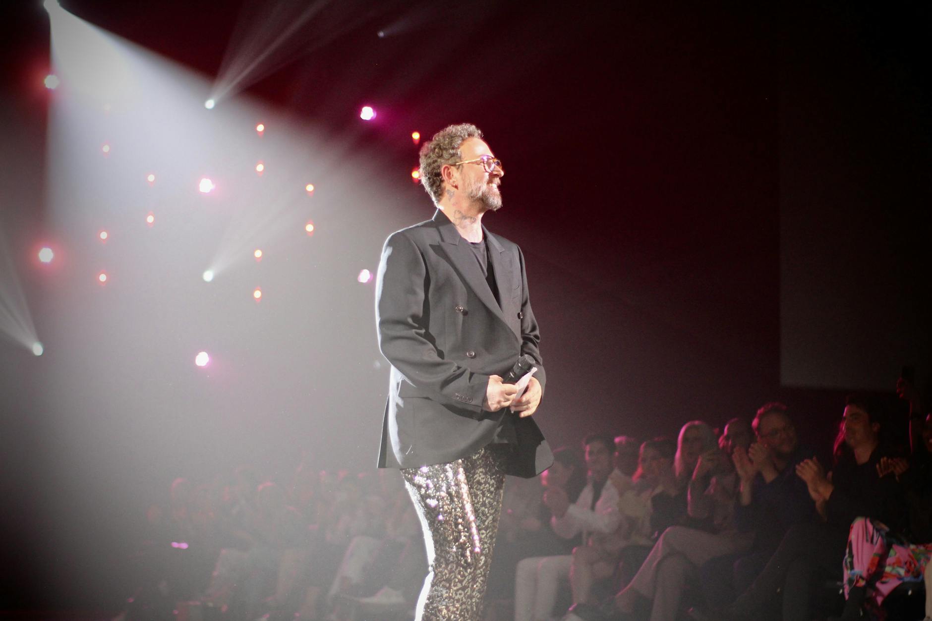 Die Collective Four-Designer:innen Kilian Kerner, Marcel Ostertag, Danny Reinke und Rebekka Ruétz, sorgten rund um die Uber Eats Music Hall für viel Aufmerksamkeit und ein enthusiastisches Publikum. So auch in der Branche etablierte Namen wie Dawid Tomaszewski, Anja Gockel und Ewa Herzog.