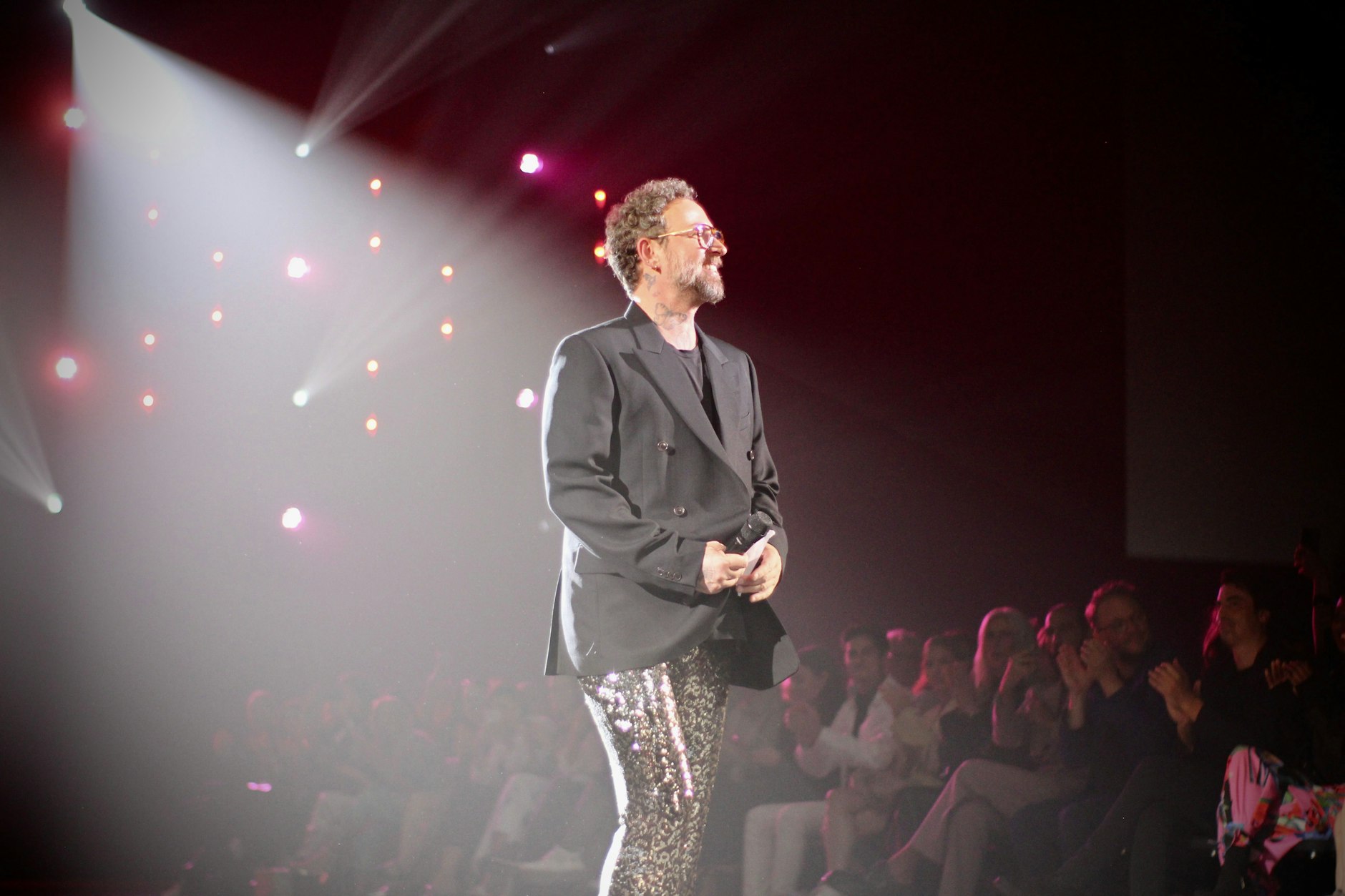 Die Collective Four-Designer:innen Kilian Kerner, Marcel Ostertag, Danny Reinke und Rebekka Ruétz, sorgten rund um die Uber Eats Music Hall für viel Aufmerksamkeit und ein enthusiastisches Publikum. So auch in der Branche etablierte Namen wie Dawid Tomaszewski, Anja Gockel und Ewa Herzog.