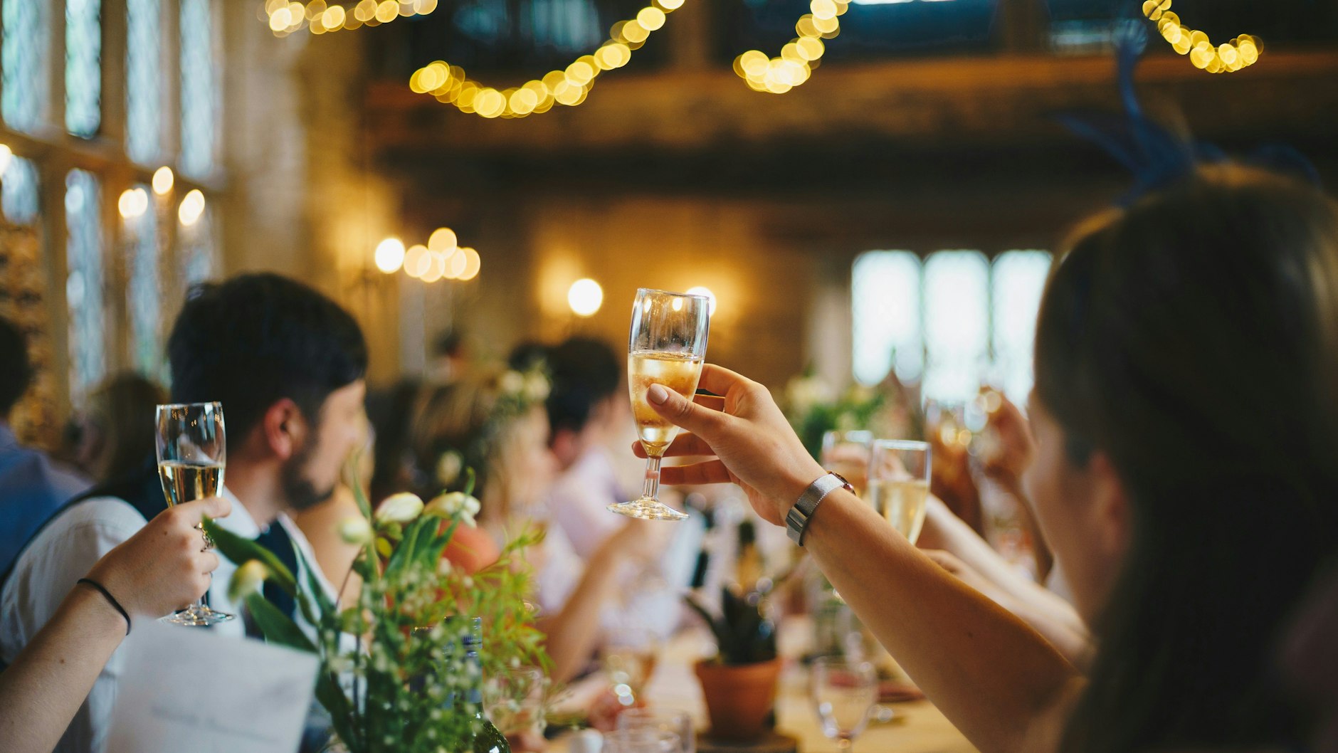 Auf der Hochzeitsfeier fließt der Alkohol oft in Strömen. Doch als Brautpaar sollte man sich eventuell dabei zurücknehmen.