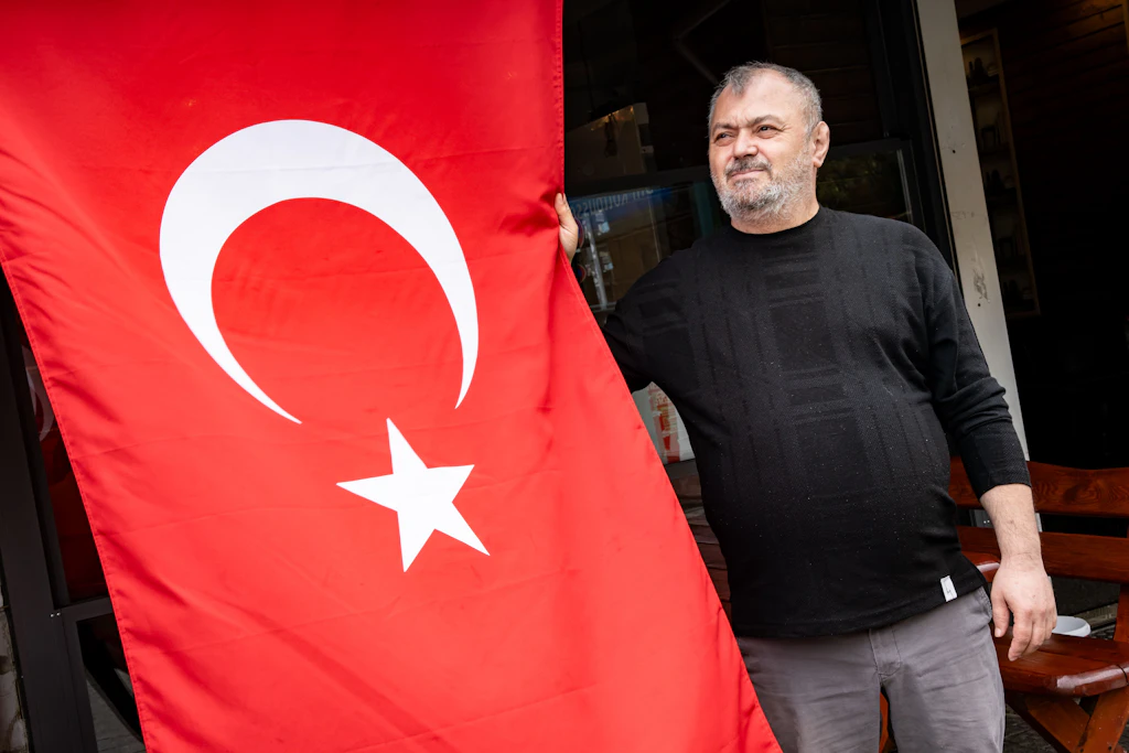 Türken in Berlin über Wolfsgruß: „Die Presse übertreibt, Deutschland ist rassistisch“