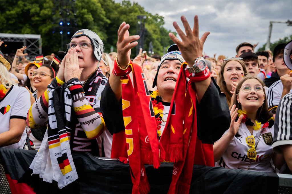 Berliner Fanmeile: Trauer und Wut über deutsches EM-Aus
