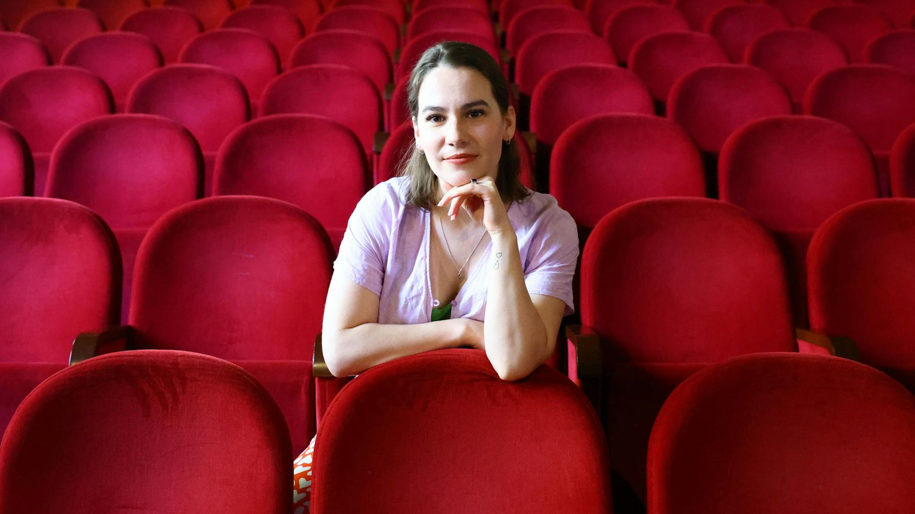 Olivia Maria Schaaf, 32, hält alle Fäden zusammen, sie ist Produktionsleiterin des queeren Musicals „Berlin Non Stop“. 