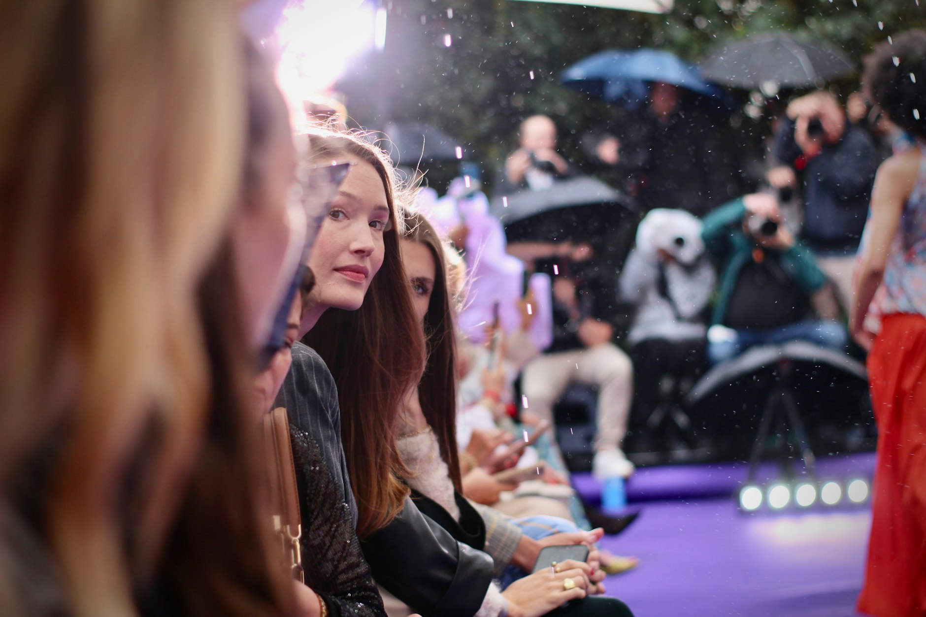 Fashion Week in Berlin: Hier bei der Show von Anja Gockel – bei Regen und Fotoblitzgewitter!