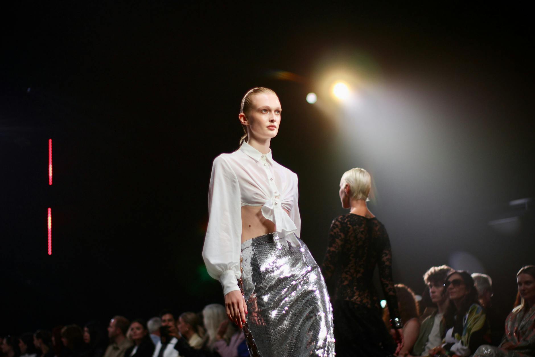 Die Berlin Fashion Week war wieder ein großartiges Ereignis der Modewelt, das wir an vielen Orten in der Stadt spüren und sehen konnten. Hier in der Uber Eats Music Hall in Friedrichshain, Berlin.