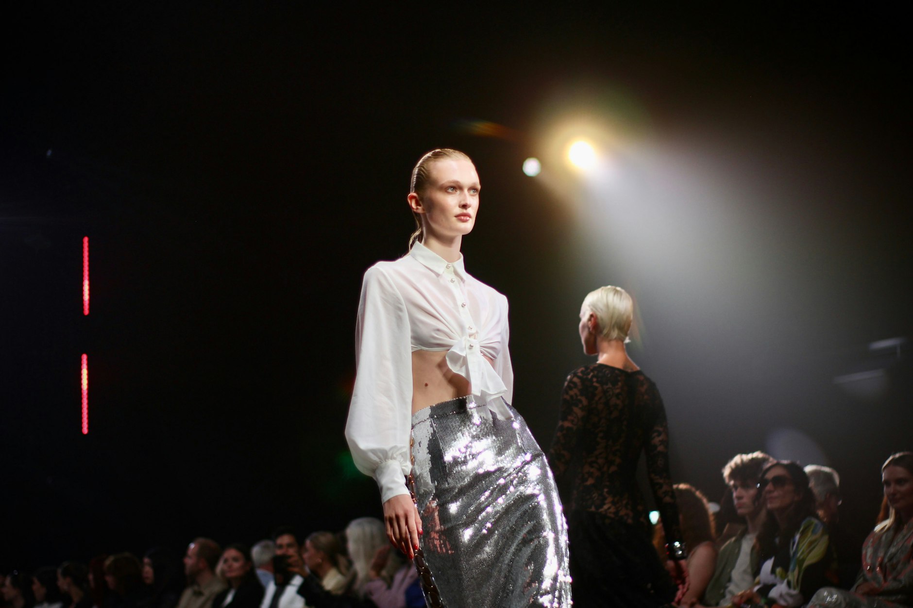 Die Berlin Fashion Week war wieder ein großartiges Ereignis der Modewelt, das wir an vielen Orten in der Stadt spüren und sehen konnten. Hier in der Uber Eats Music Hall in Friedrichshain, Berlin.