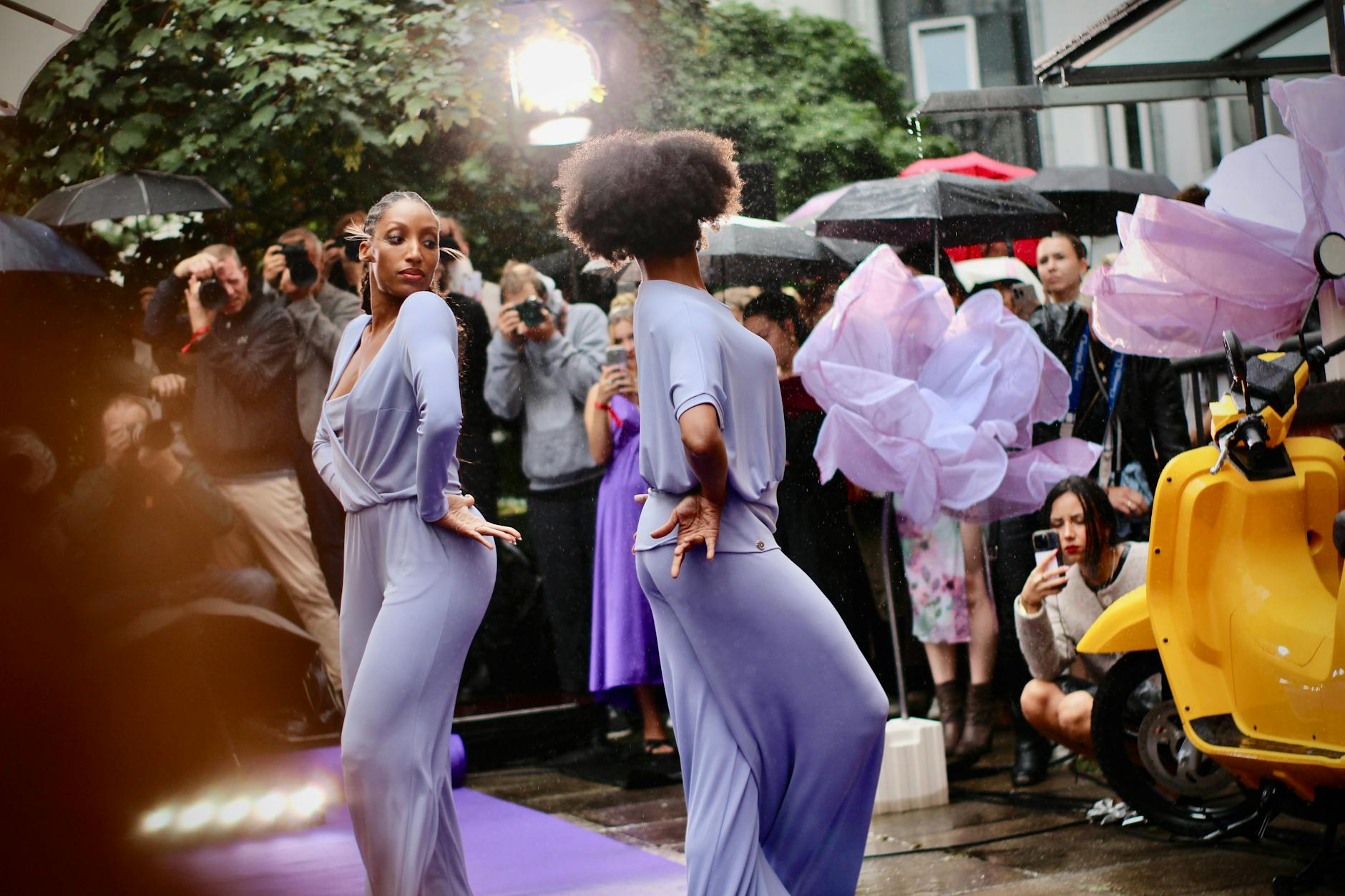 Fashion Week in Berlin: Hier bei der Show von Anja Gockel – bei Regen, Fotoblitzgewitter. Der Laufsteg verwandelte sich in eine Bühne mit Tänzern und Akrobaten!