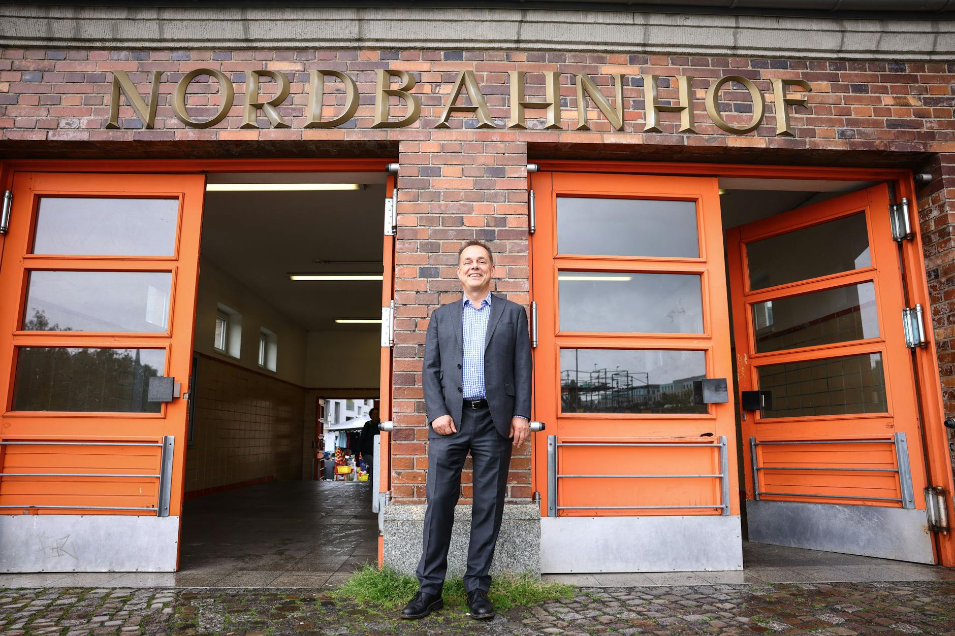 S-Bahn-Chef Peter Buchner vor dem Nordbahnhof in Berlin-Mitte. In der Nähe, im damaligen Stettiner Vorortbahnhof, fuhr am 8. August 1924 erstmals eine S-Bahn mit Fahrgästen ab – nach Bernau.