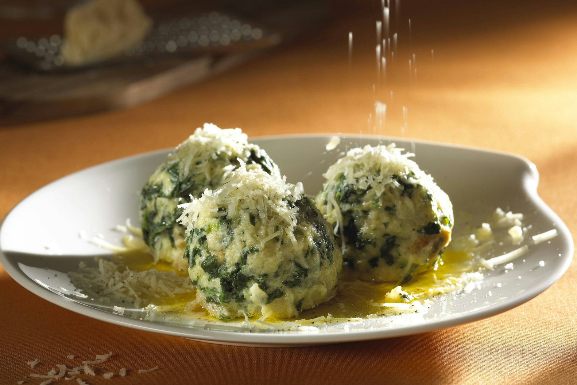 Die lecken Spinatknödel sind mit wenigen Zutaten ganz einfach zubereitet, gelingen immer und sind als Hauptgericht oder Beilage sehr beliebt.