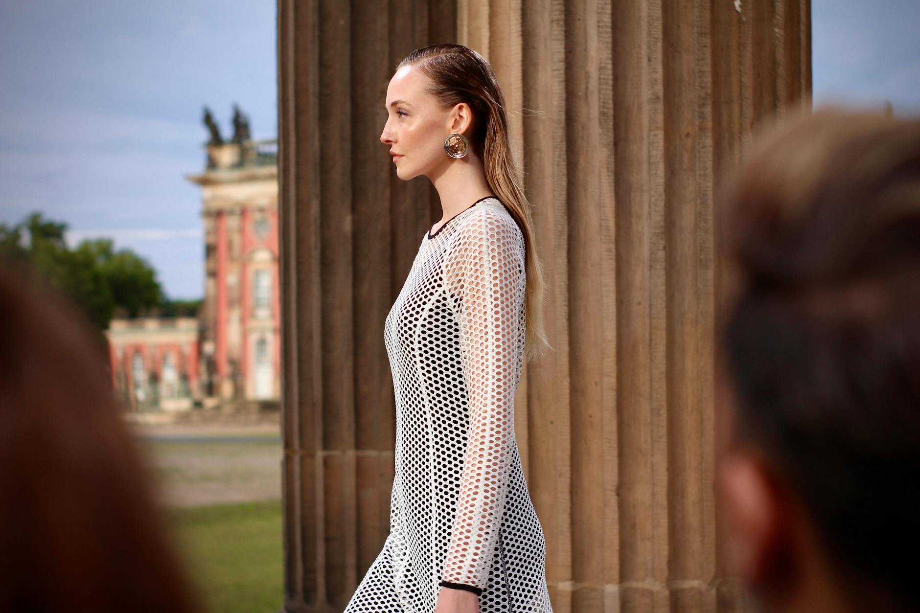 Am Abend des 2. Juli 2024 drehte sich in Potsdam alles um „Pure Radiance“. Marc Cain präsentierte die Looks für die Saison Frühjahr/Sommer 2025 vor bekannten Gästen, wie Hollywood-Schauspielerin Kelly Rutherford, bekannt aus „Gossip Girl“ und Schauspielerin Jessica Madsen, bekannt aus der Netflix-Erfolgsserie „Bridgerton“.
