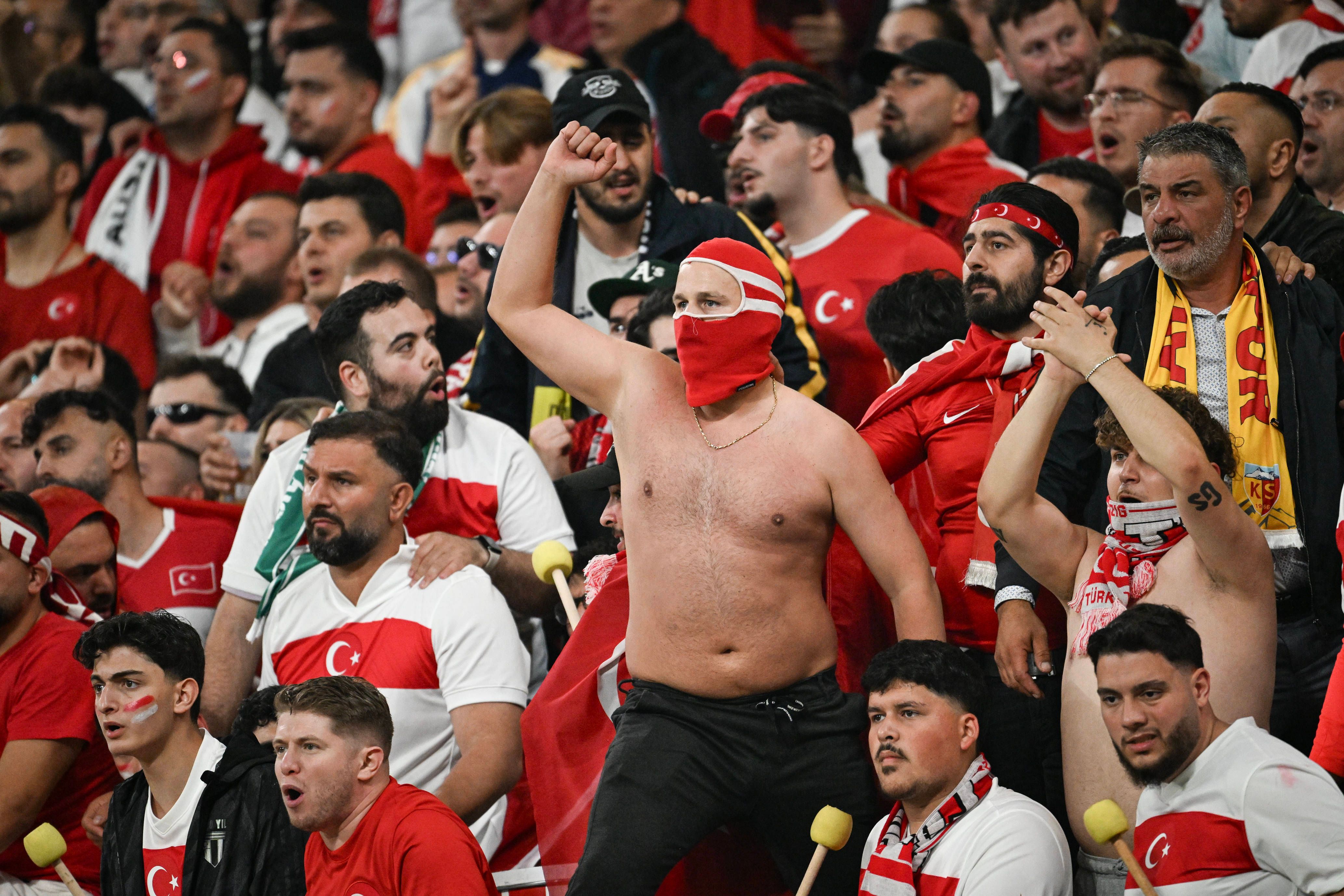 Zum Heulen! Türken-Ultras wollen EM-Skandal, fordern zum Wolfsgruß auf