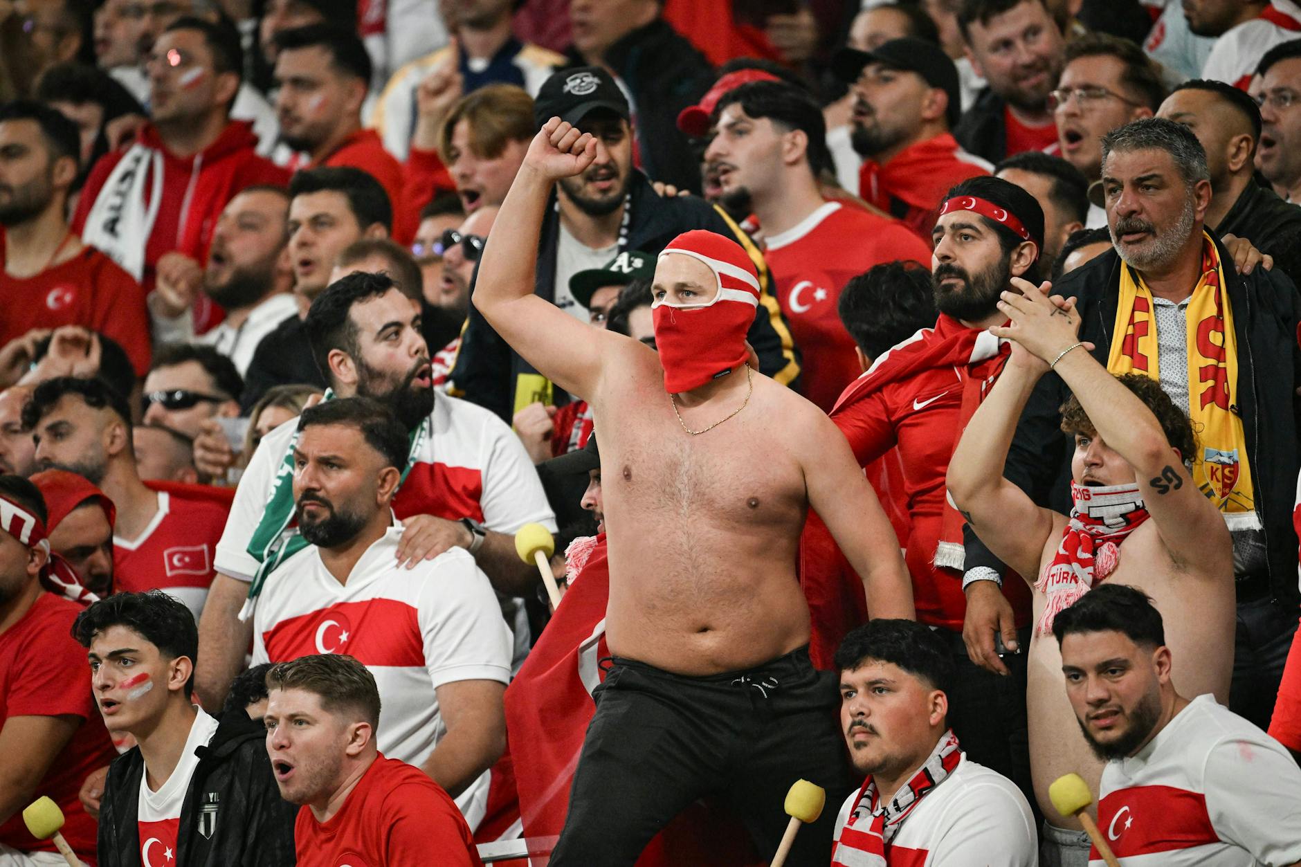 Die meisten türkischen Fans sind sympathisch heißblütig, doch einige sind komplett fehlgeleitet.