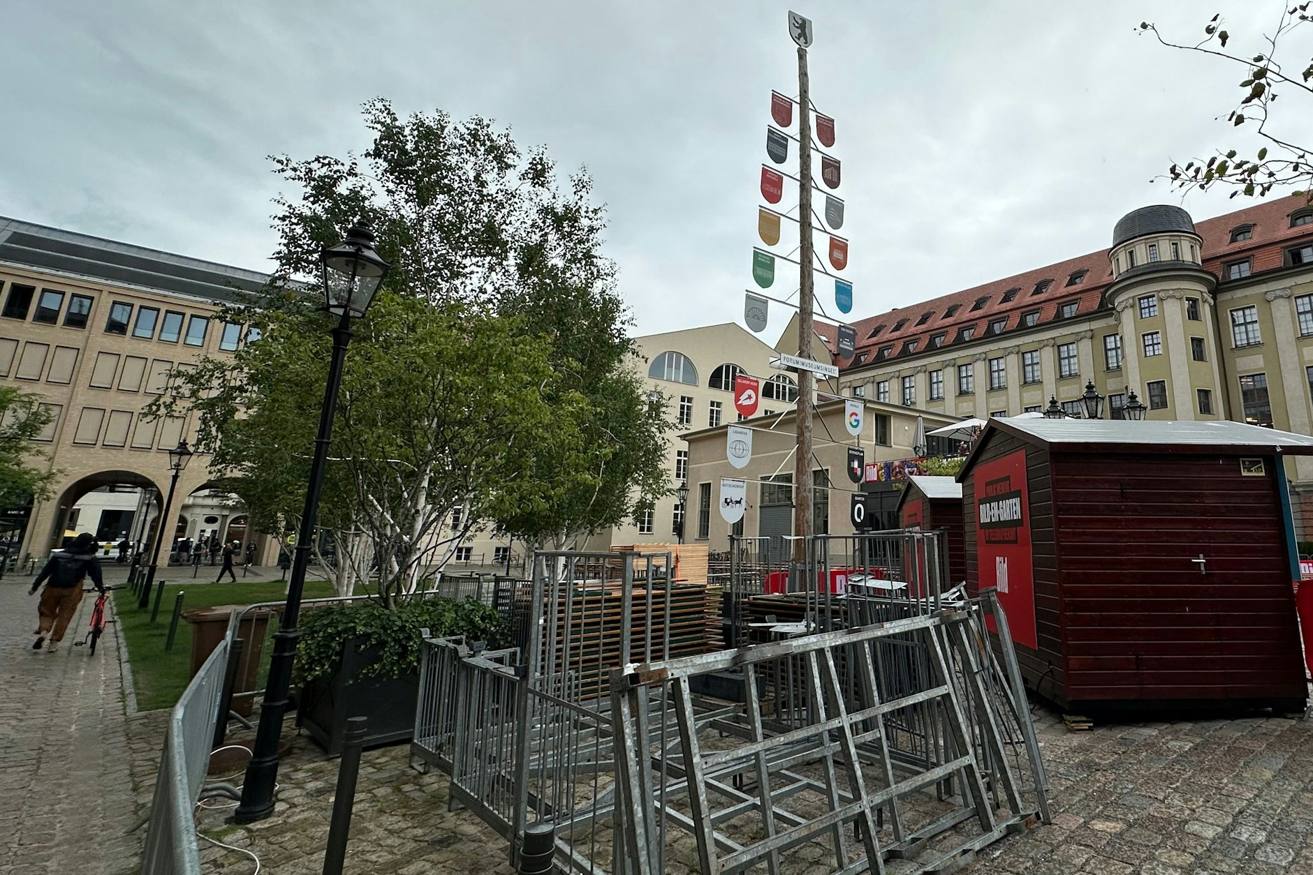 Struppige Bepflanzung, bayrischer Wappenbaum und EM-Zonen-Geraffel - dieser Platz bekommt kein Lob uns.