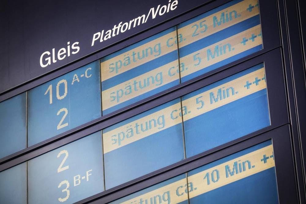 Die Verspätung der Deutschen Bahn gefährdet auch das Leben von Soldaten an der Front.