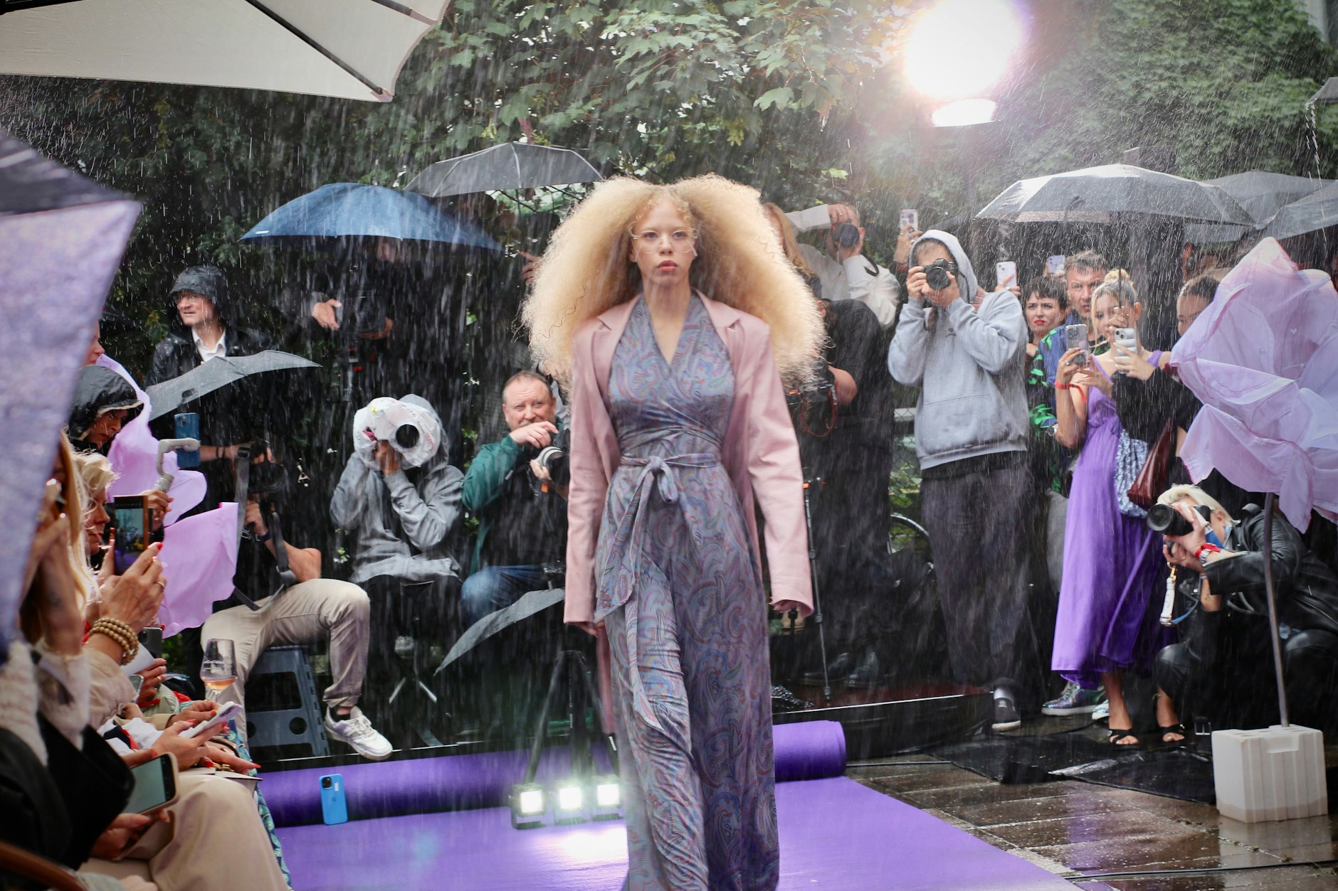Der Modewochen-Kalender war prall gefüllt und erfüllte jegliche Erwartungen an erstklassige Handwerkskunst und Mode-Vielfalt: hier bei der Show von Anja Gockel bei strömenden Regen!