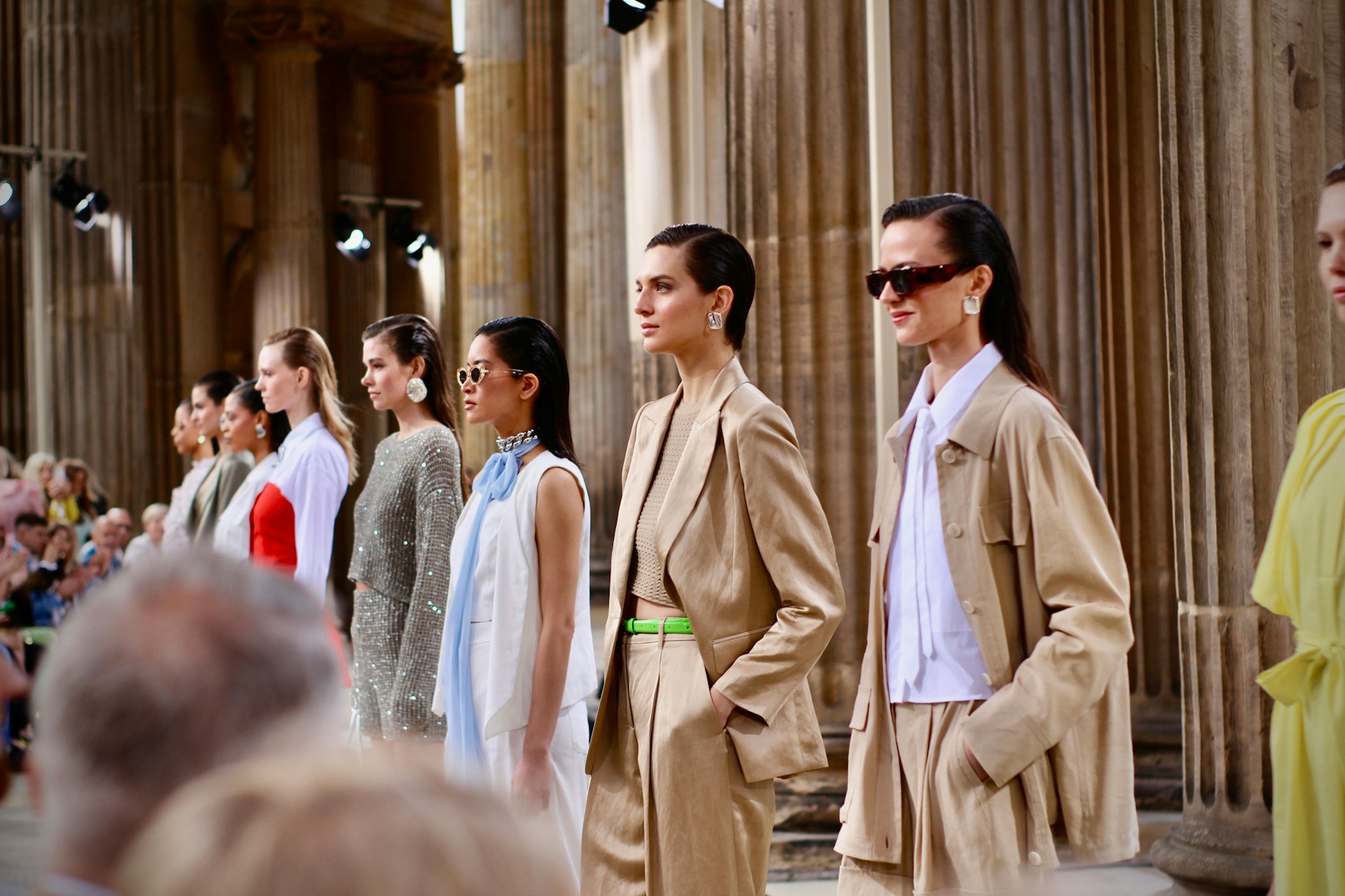 Die Marc Cain Show in Potsdam am 2. Juli machte Eindruck – die Kolonnaden am Neuen Palais im Park Sanssouci waren eine enorme Kulisse für die Trends der Saison Frühjahr/Sommer 2025.