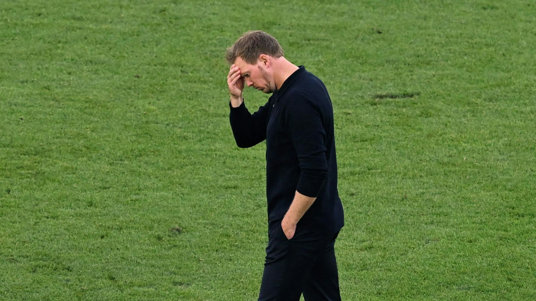 Blick in die Arena nach Deutschlands EM-Aus: Bundestrainer Julian Nagelsmann steht nach dem Spiel enttäuscht auf dem Platz.&nbsp;