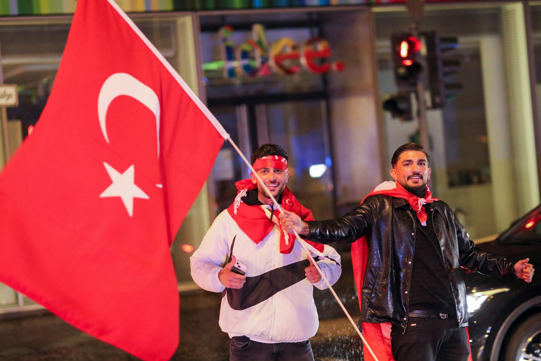 Türkische Fans wollen am Samstag zu Tausenden das Olympiastadion in Berlin besuchen. Bleibt es beim „Nonplusultra-Hochrisikospiel“ friedlich?