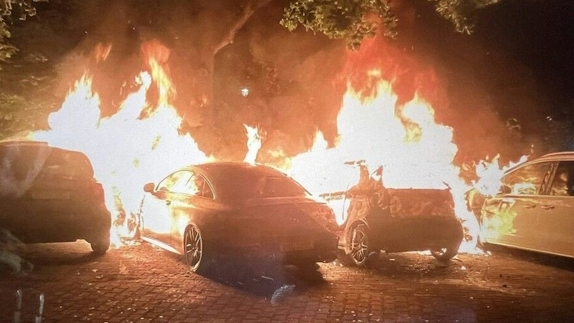 Vier Autos standen in Tegel in Flammen. Die Polizei vermutet Brandstiftung.