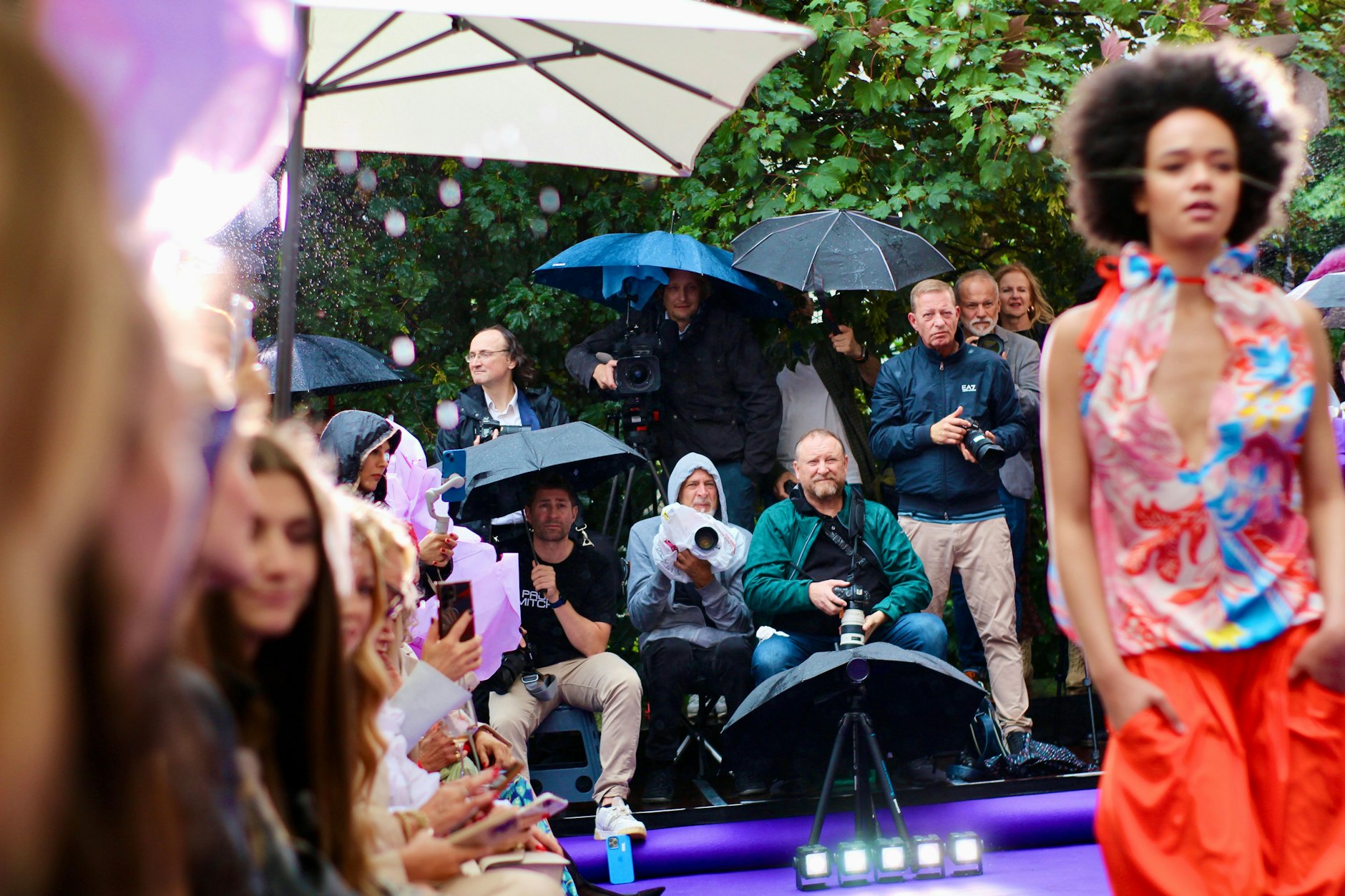 Fashion Week in Berlin: Hier bei der Show von Anja Gockel – bei Regen, Fotoblitzgewitter und mit nassen Fotografen.
