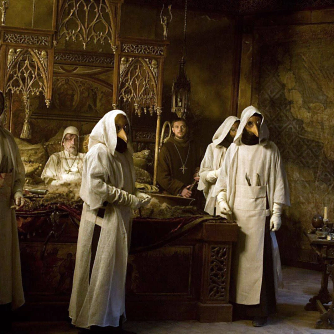 Eine Szene aus dem Film„ Der letzte Tempelritter“ spielt Christopher Lee den mit der Pest infizierten Kardinal D'Ambroise.