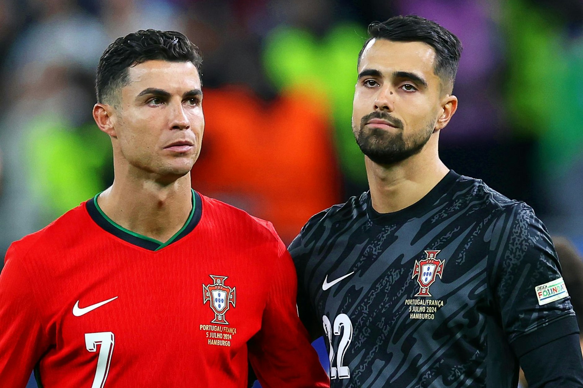 Portugals Star Cristiano Ronaldo (l) und Torhüter Diogo Costa nach dem Elfmeterschießen, das Frankreich den Einzug in Halbfinale bringt. 