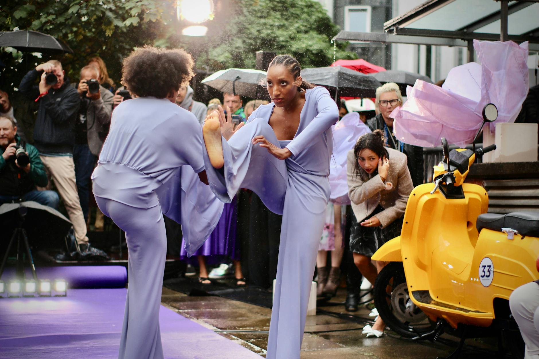 Touristenströme ziehen durch die Straßen, und irgendwo zwischen dem Brandenburger Tor und dem Bode-Museum tauchen sie auf: Stars und Sternchen, Designer und Fashionistas, Fotografen, Models und Journalisten. Die Sommer-Fashion-Week ist in vollem Gange! Hier bei der Show von Anja Gockel.