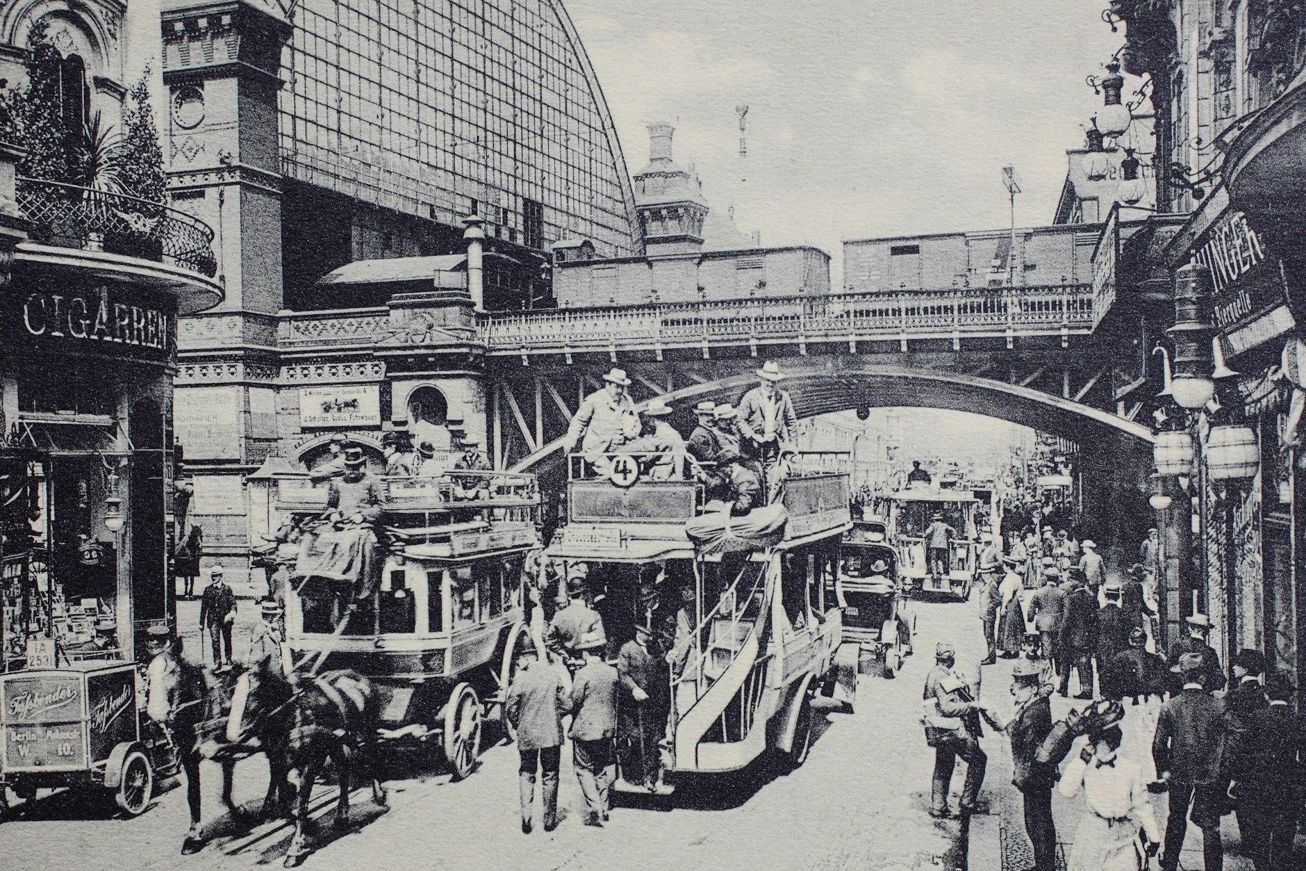Die Friedrichstraße um 1900. Hier versuchte Rudolf Hennig das Sparkassenbuch seines Opfers zu verpfänden.