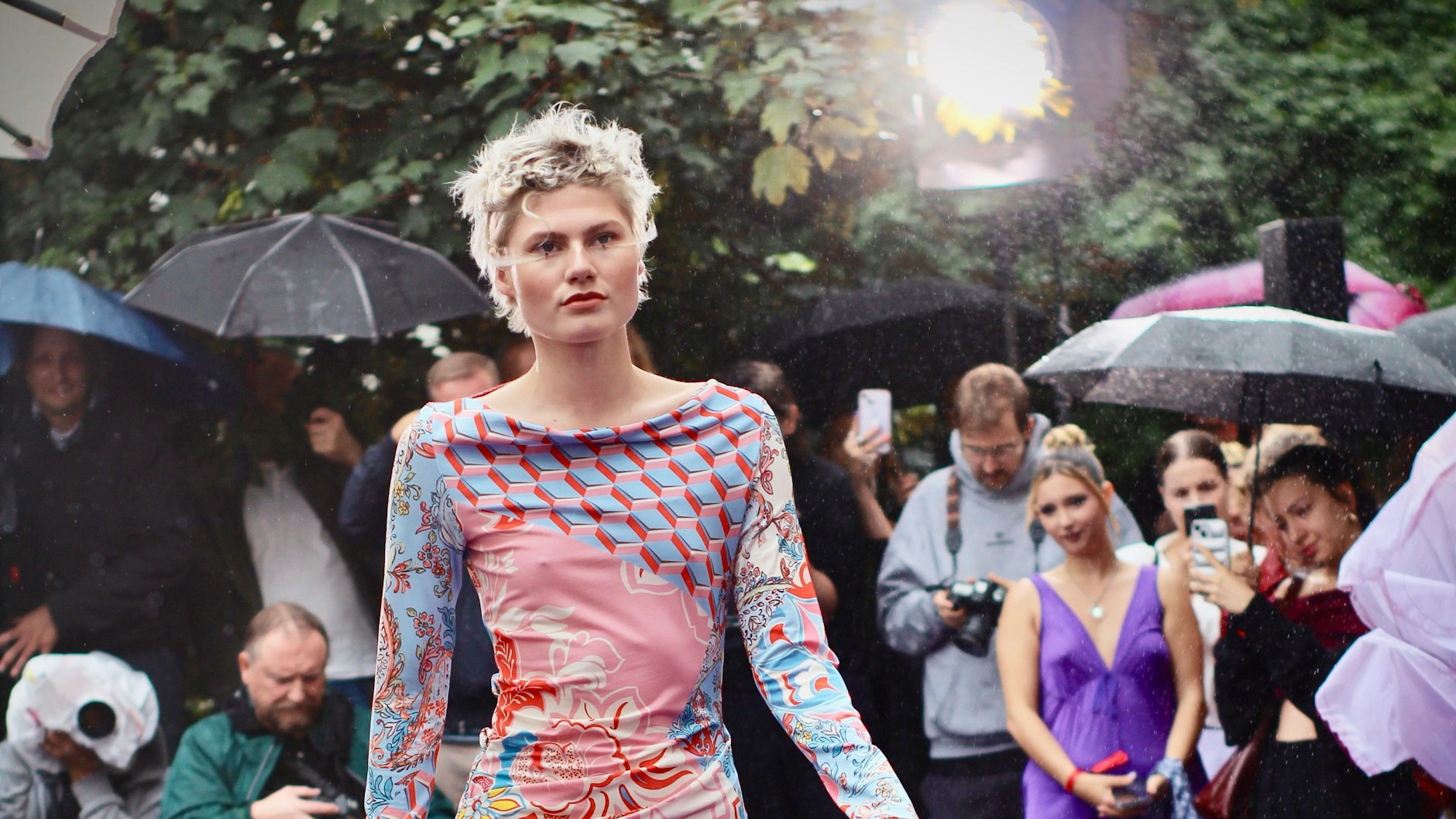Der Modewochen-Kalender war prall gefüllt und erfüllte jegliche Erwartungen an erstklassige Handwerkskunst und Mode-Vielfalt: hier bei der Show von Anja Gockel. Germany's Next Top Model Gewinnerin Lea Oude Engberink war eines der Models.