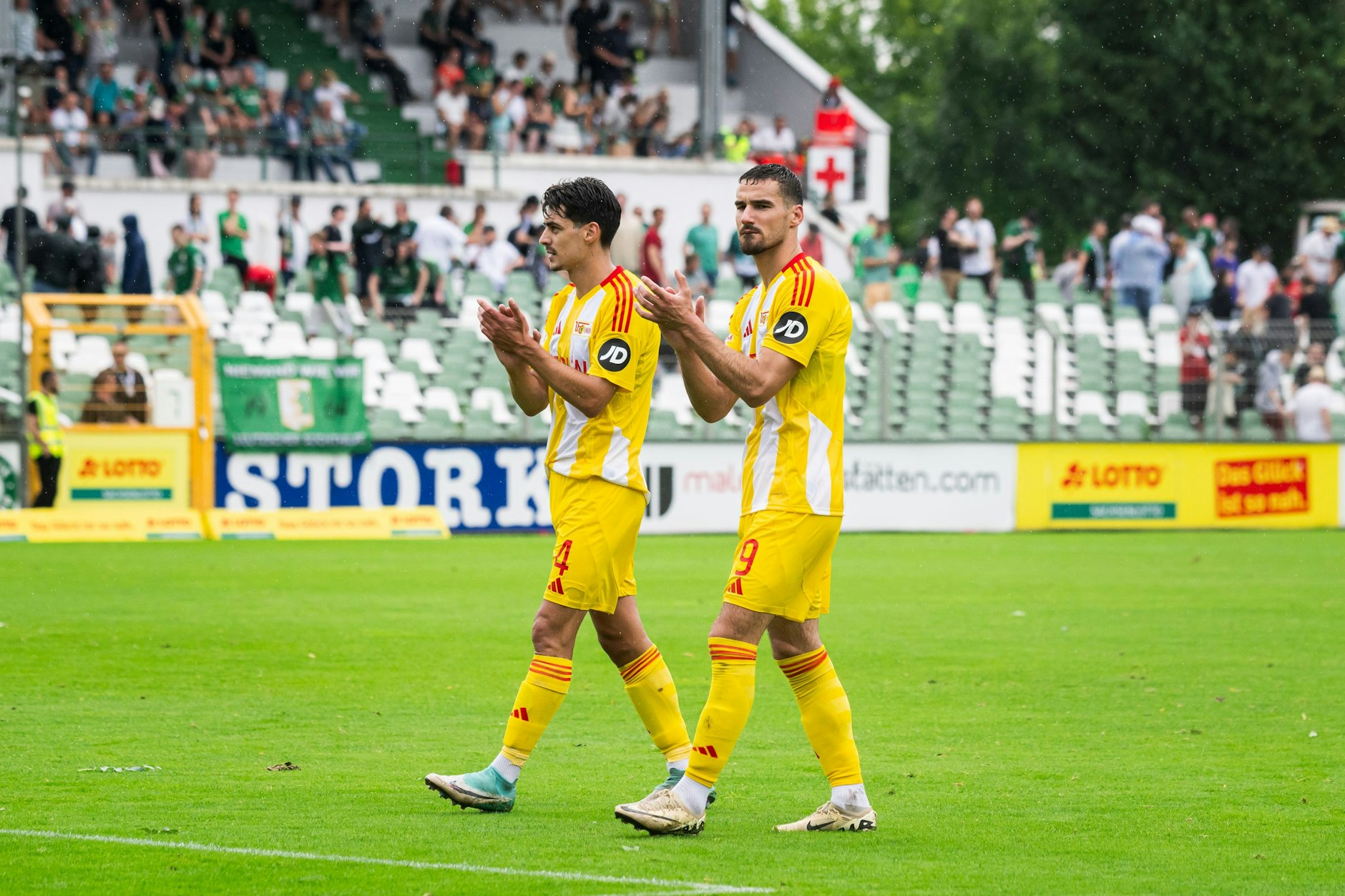 Unions neuer Stürmer Ivan Prtajin und Diogo Leite klatschten nach dem 4:0 bei Chemie Leipzig den mitgereisten Fans Beifall.