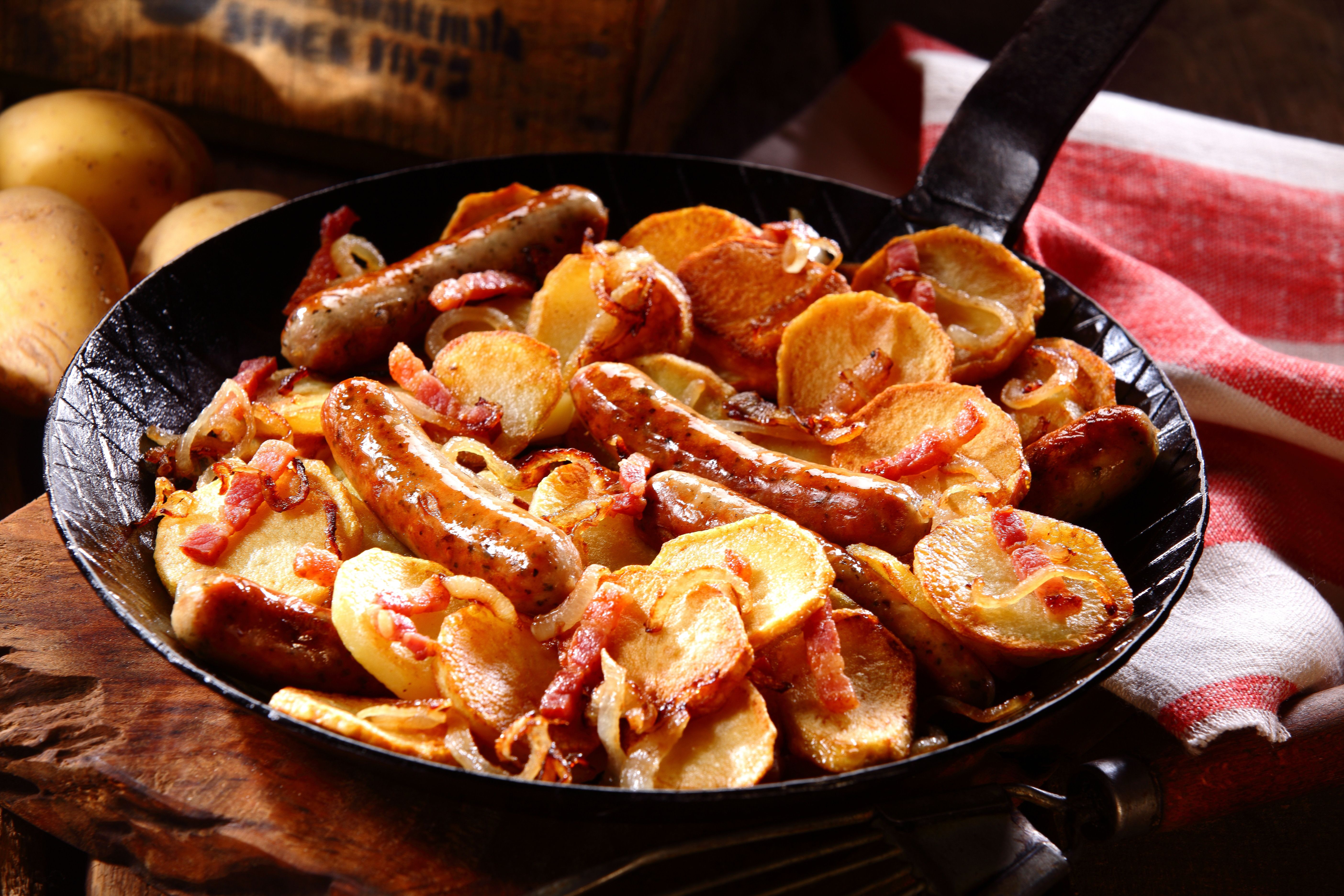 Omas Bratkartoffel-Bratwurst-Pfanne – dieses Rezept macht glücklich!