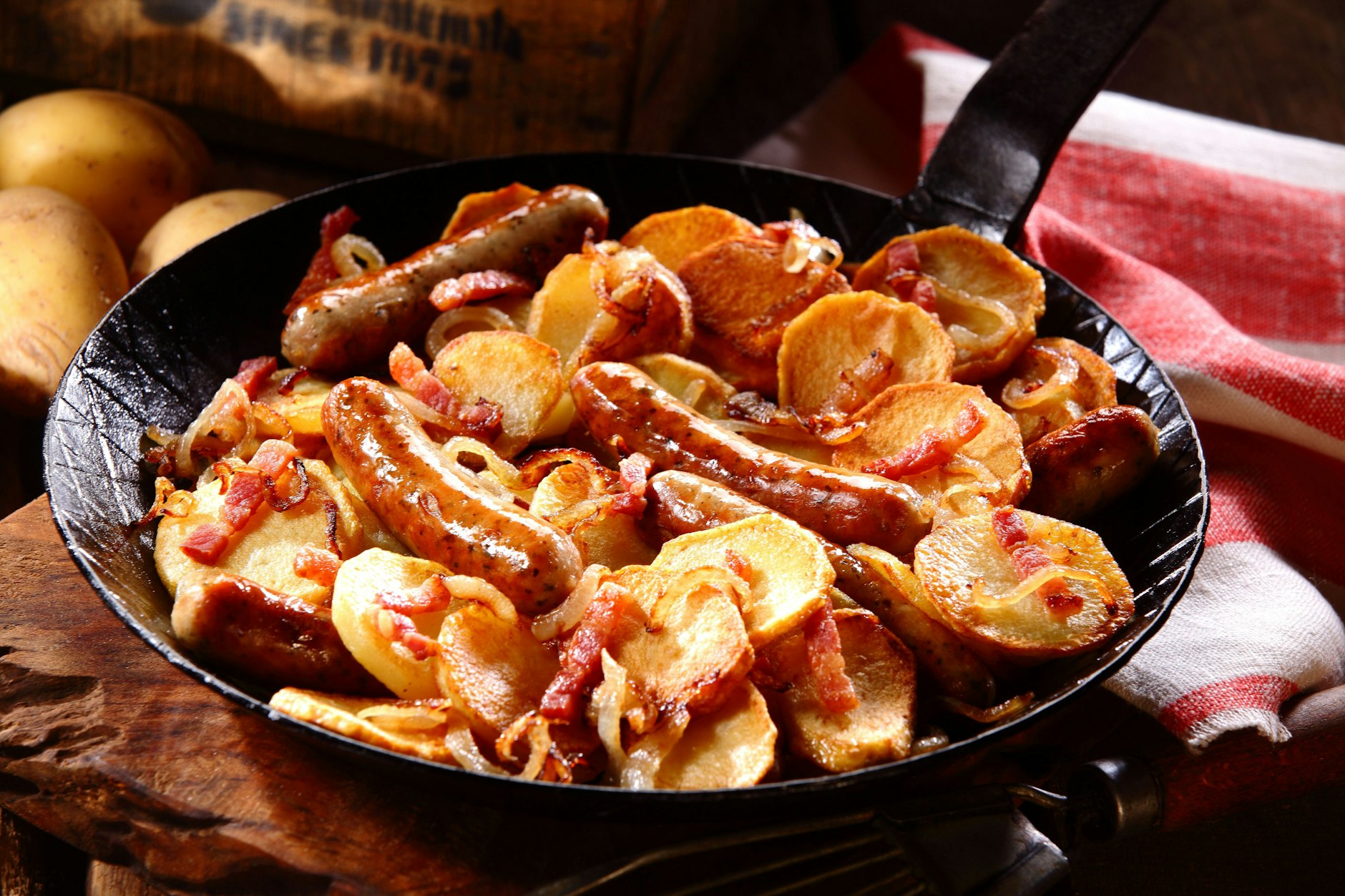 Omas Bratkartoffel-Bratwurst-Pfanne ist der Inbegriff von Hausmannskost, die einfach immer glücklich macht.