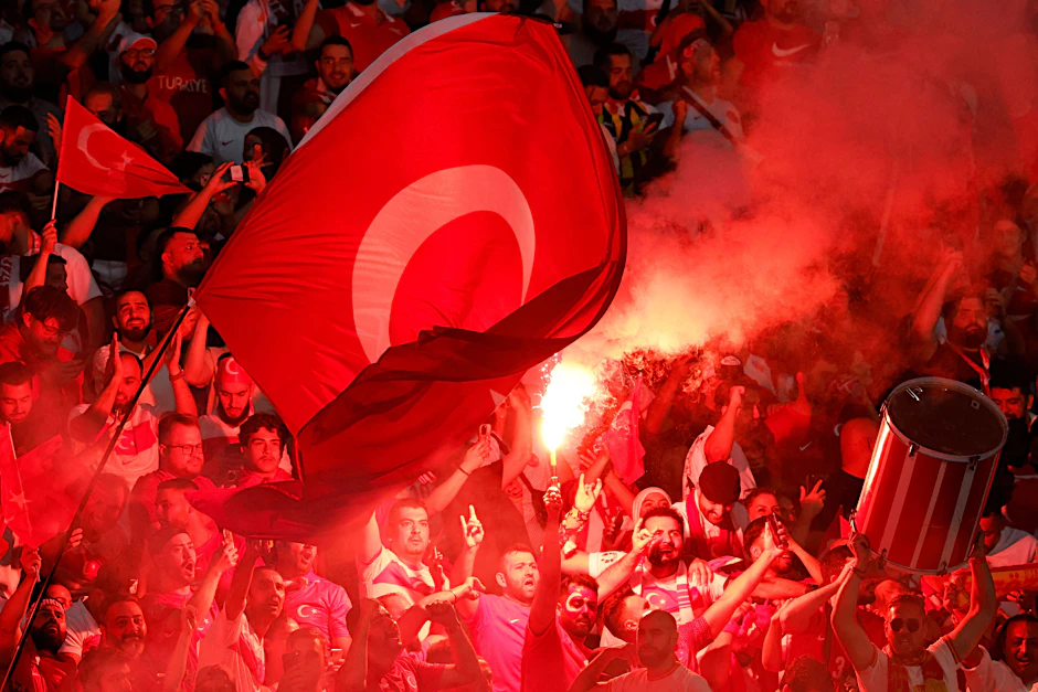 EM-Spiel der Türkei in Berlin: Festnahmen am Kudamm, Autokorso trotz Niederlage