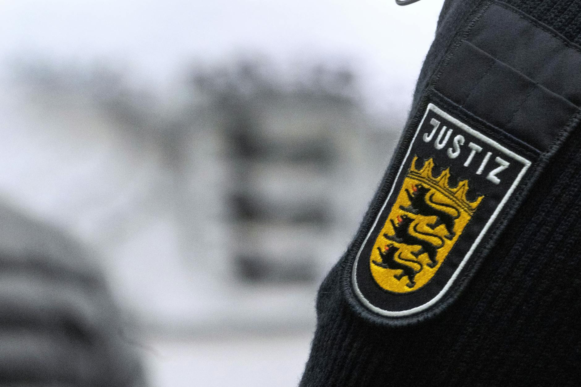 Zwei Justizbeamte passten auf den Straftäter auf, trotzdem konnte der Mann fliehen.