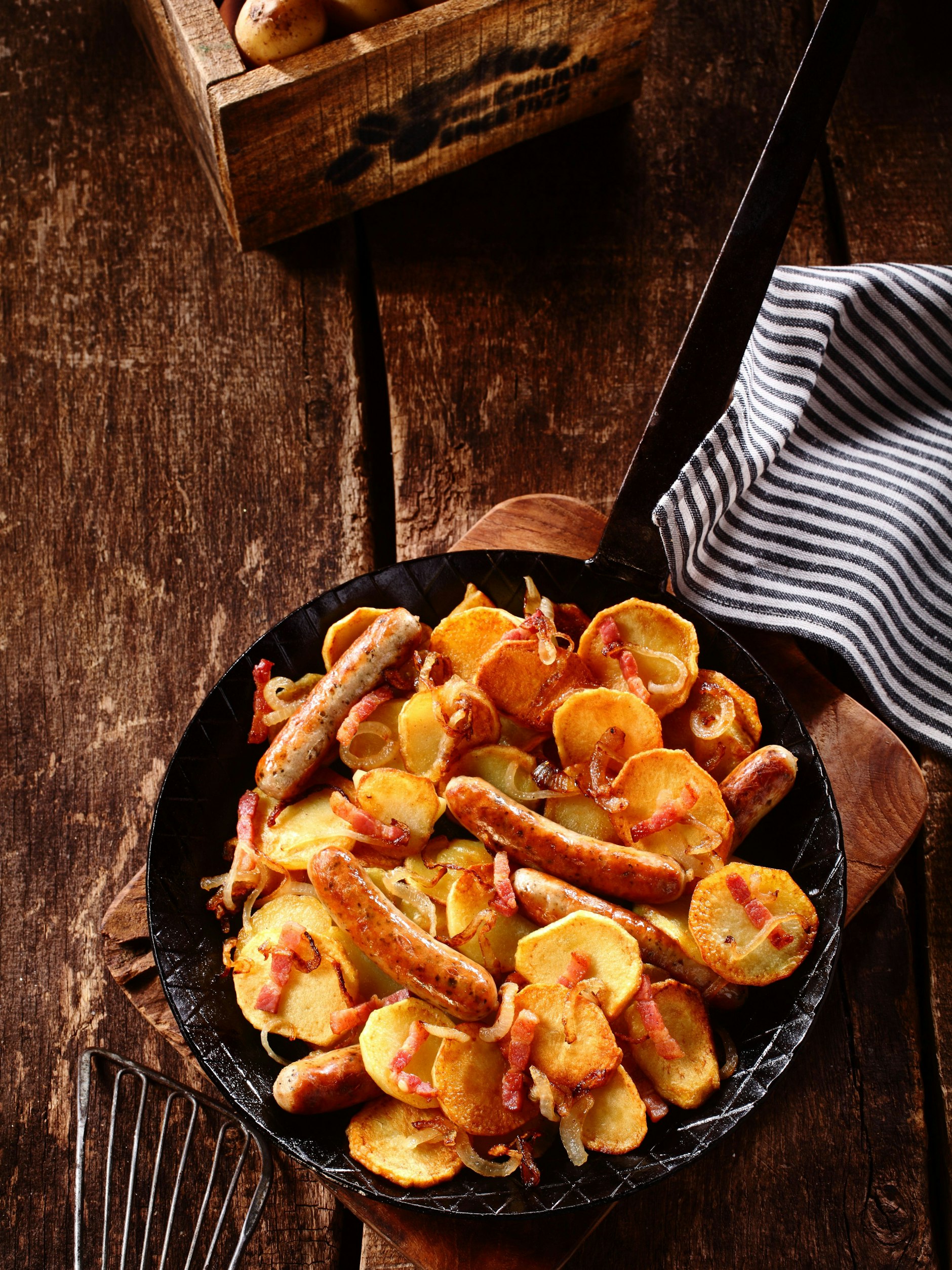 So deftig, so lecke: Omas Bratkartoffel-Bratwurst-Pfanne. 