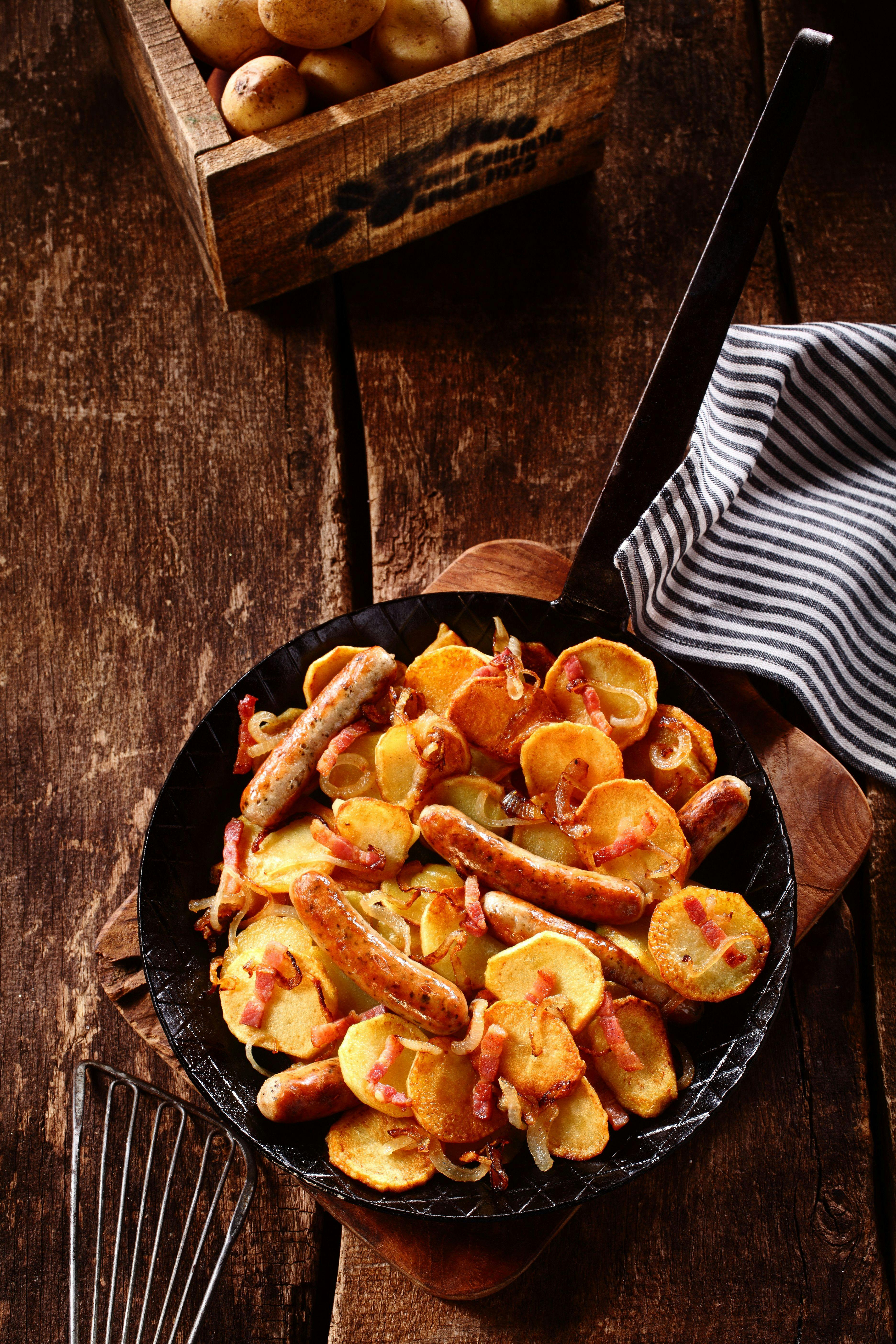 Omas Bratkartoffel-Bratwurst-Pfanne – dieses Rezept macht glücklich!