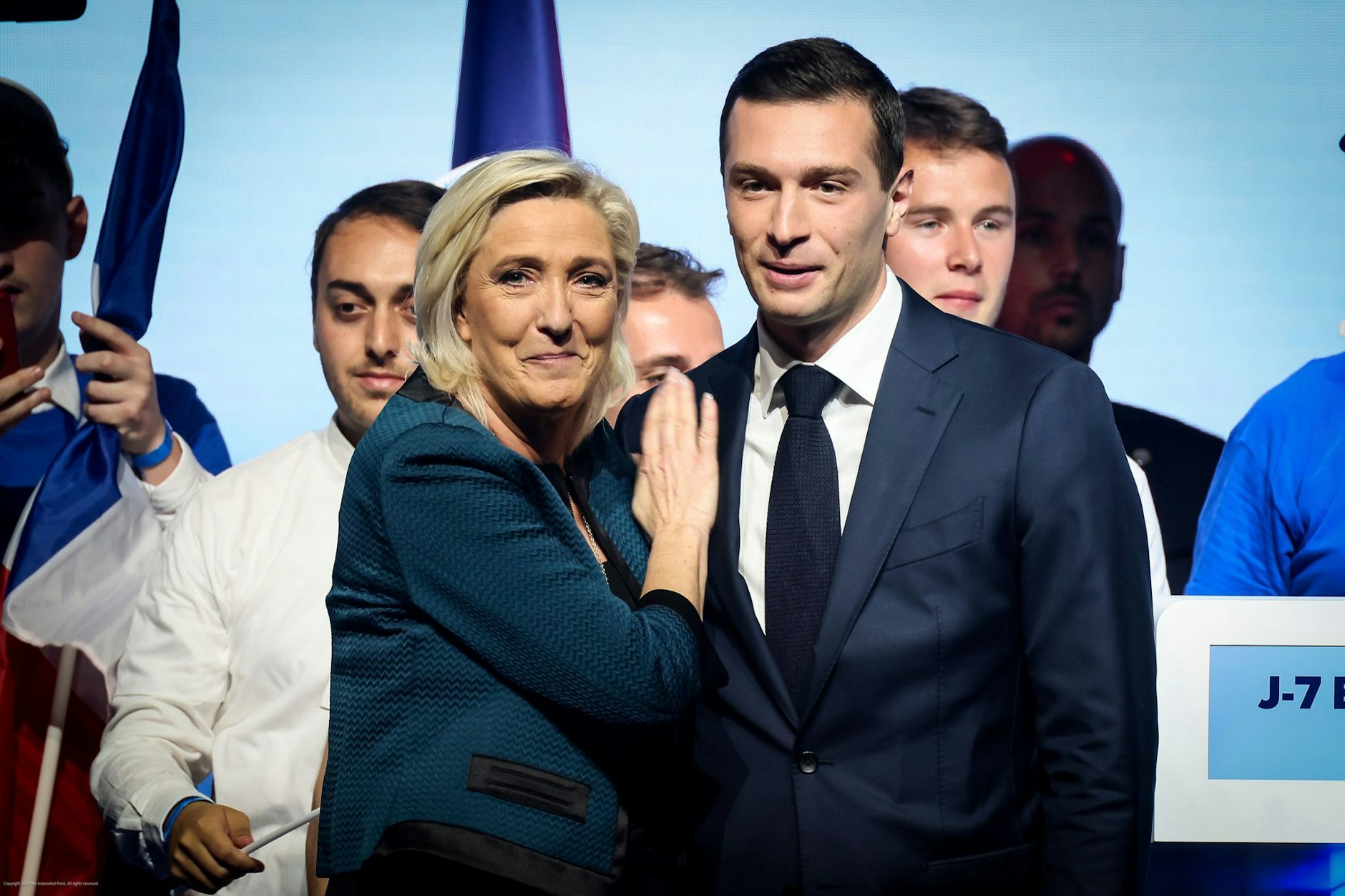 Die Vorsitzende des französischen rechtsnationalen Rassemblement National (RN), Marine Le Pen (l), und Parteichef Jordan Bardella, stehen während einer Wahlkampfveranstaltung zusammen.