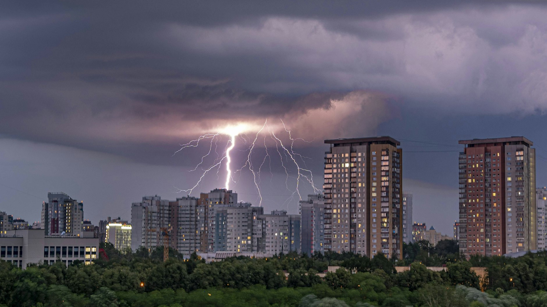 Erneut drohen heftige Gewitter über Deutschland. 