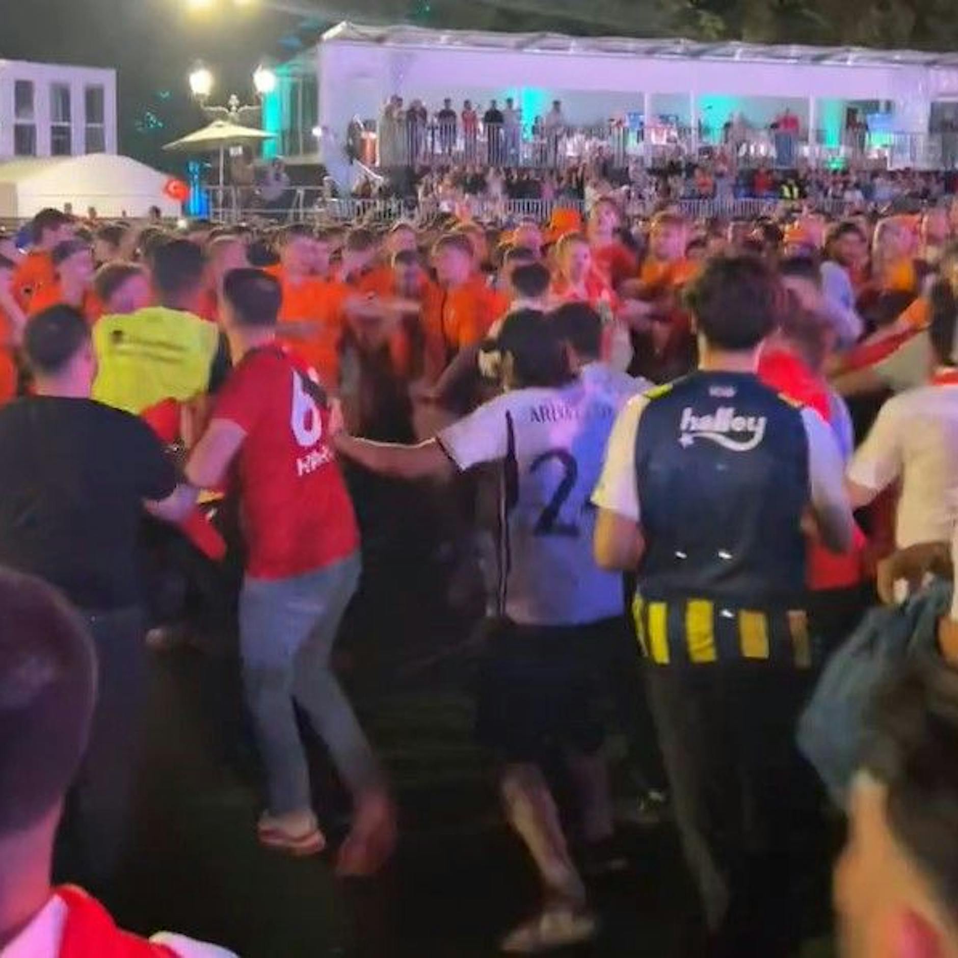Massenprügeleien auf EM-Fanmeile in Berlin: Gegnerische Fans schlagen sich (Video)