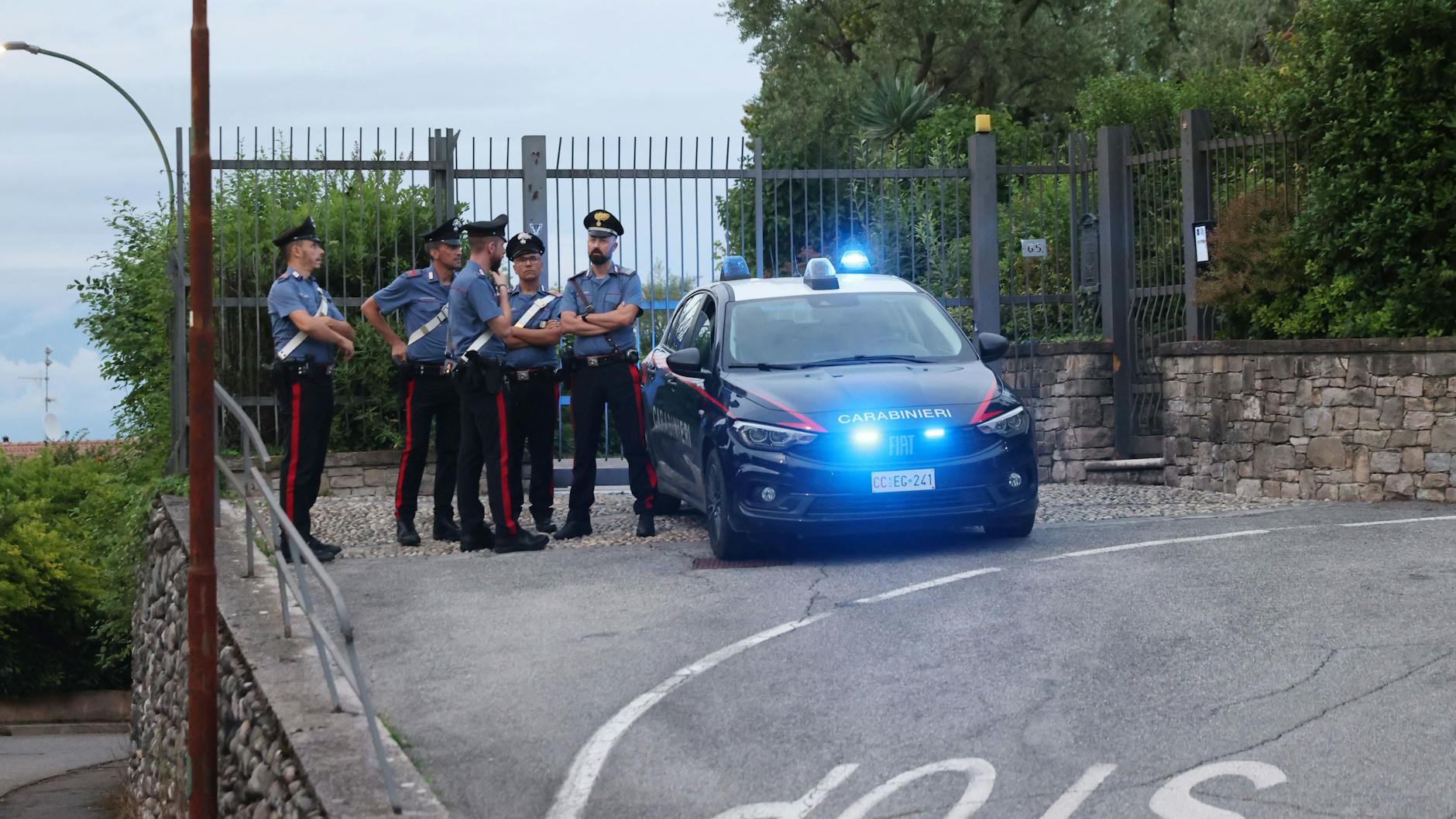 Carabinieri stehen vor dem Anwesen von Gaicomo Bozzoli. Er soll seinen Onkel ermordet haben. Vor der Verurteilung zu lebenslanger Haft floh er.