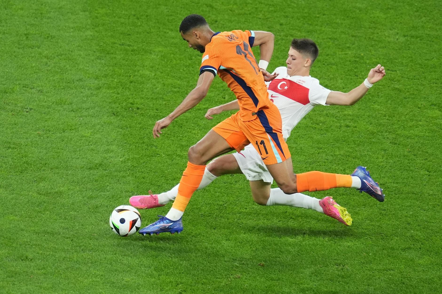 Der türkische Nationalspieler Arda Güler und der Niederländer Cody Gakpo kämpfen um den Ball.