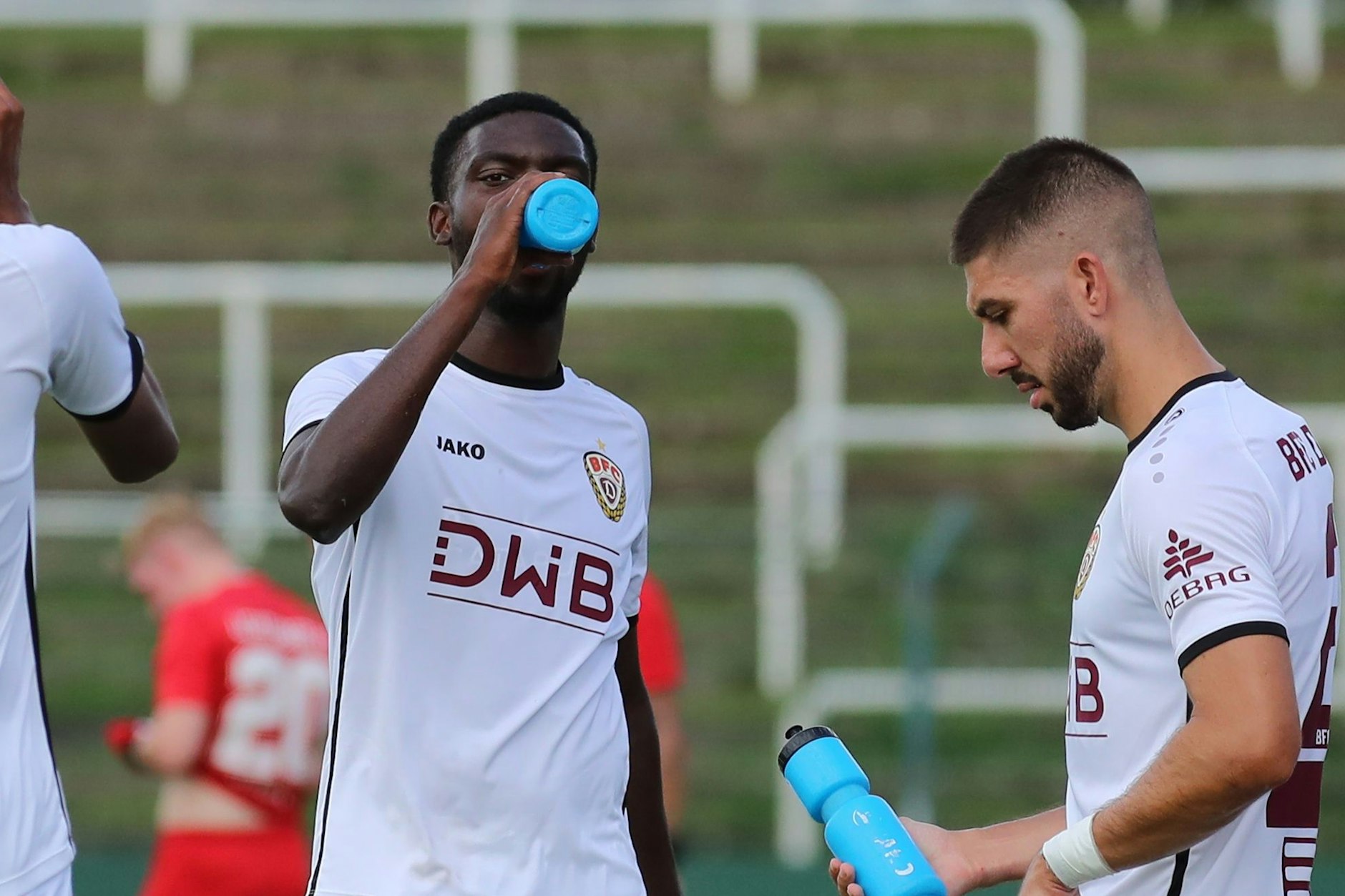 McMoordy Hüther hat sich den Schluck aus der Pulle wirklich verdient, ist der einzige Spieler des BFC Dynamo, der gegen Lichtenberg 47 volle Minuten auf dem Rasen ist. 